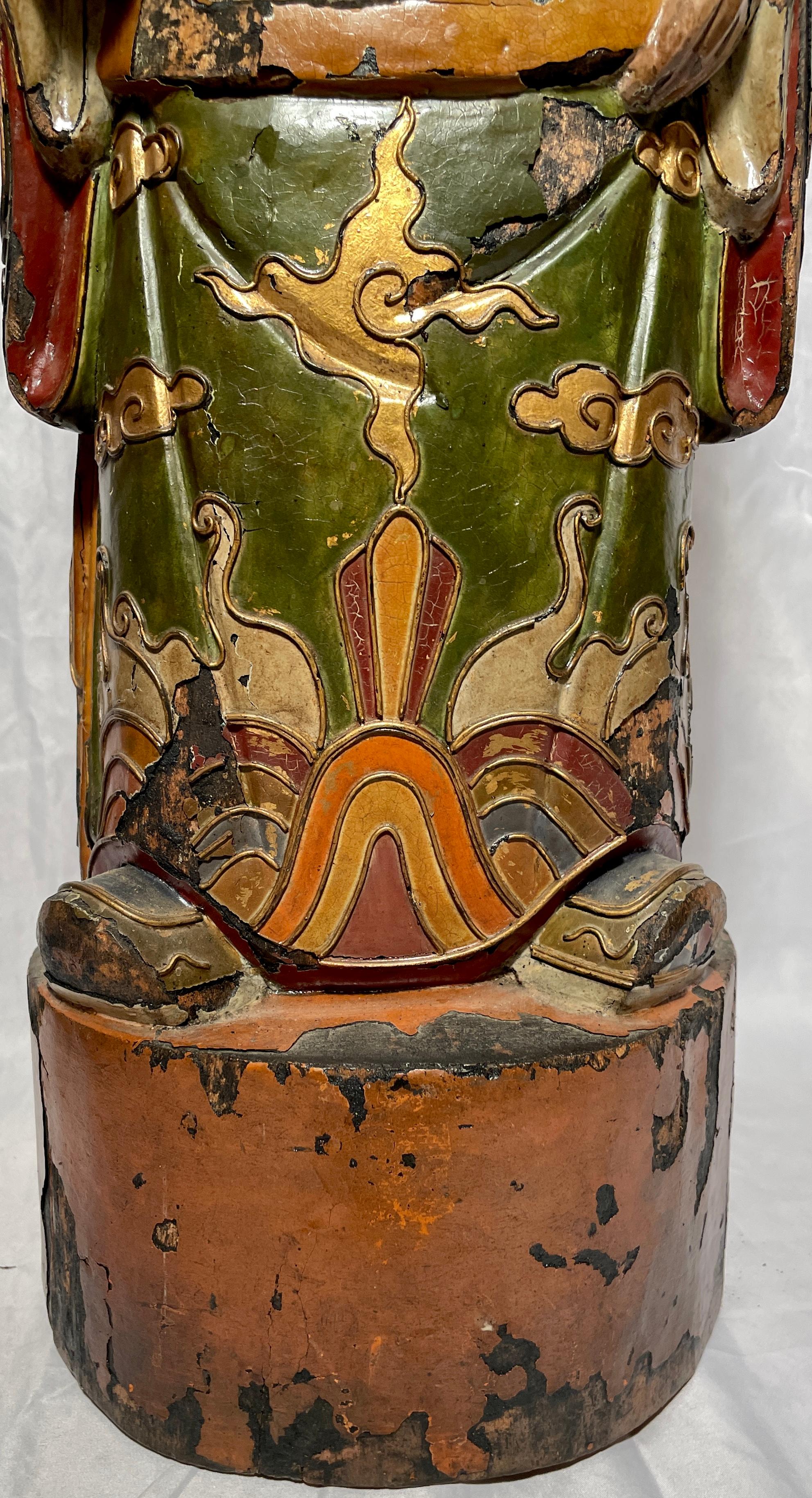 Coppia di antiche figure in legno intagliato e lacca cinese del XIX secolo in vendita 4