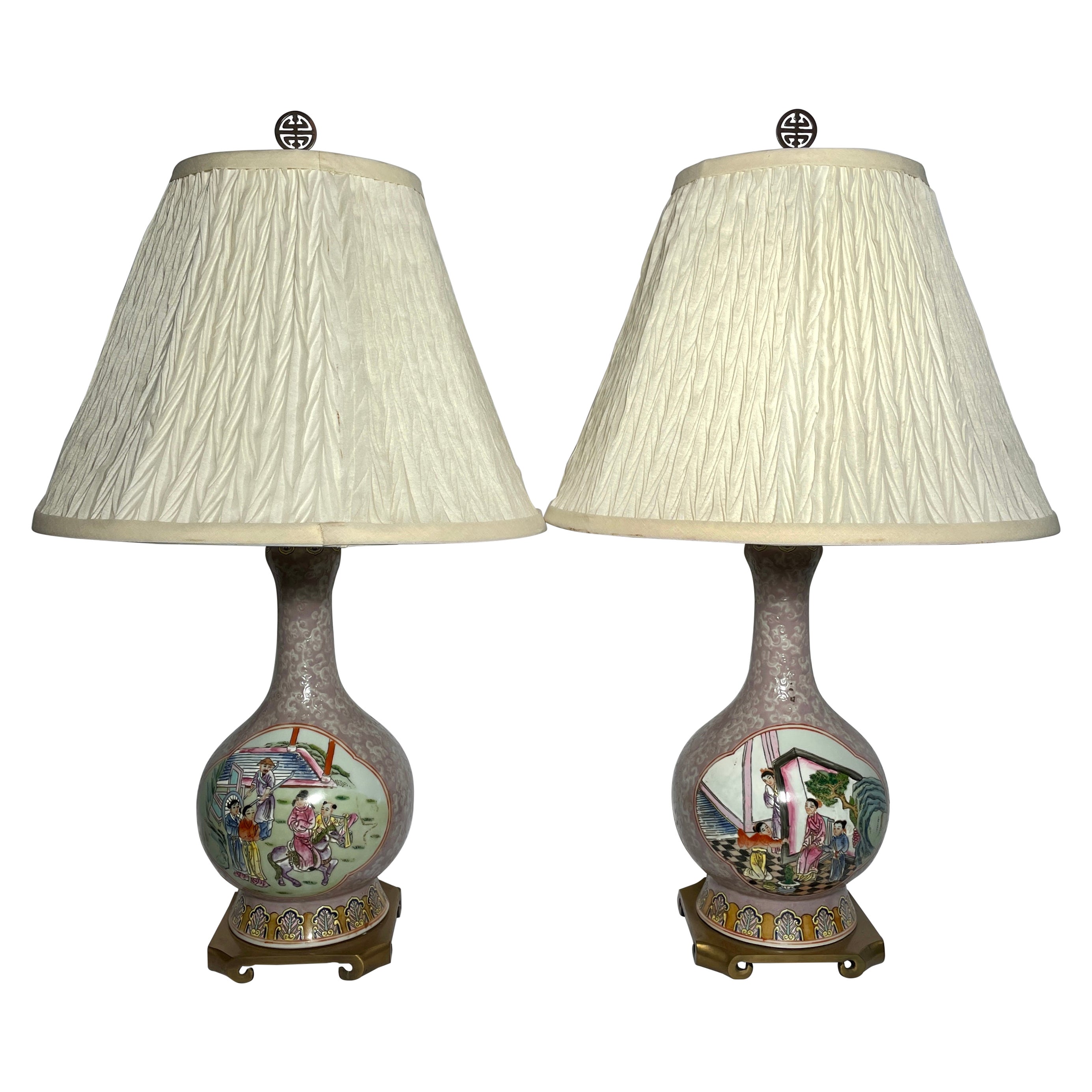 Paire de lampes à vase en forme de bouteille en porcelaine chinoise du 19ème siècle avec panneaux mandarins
