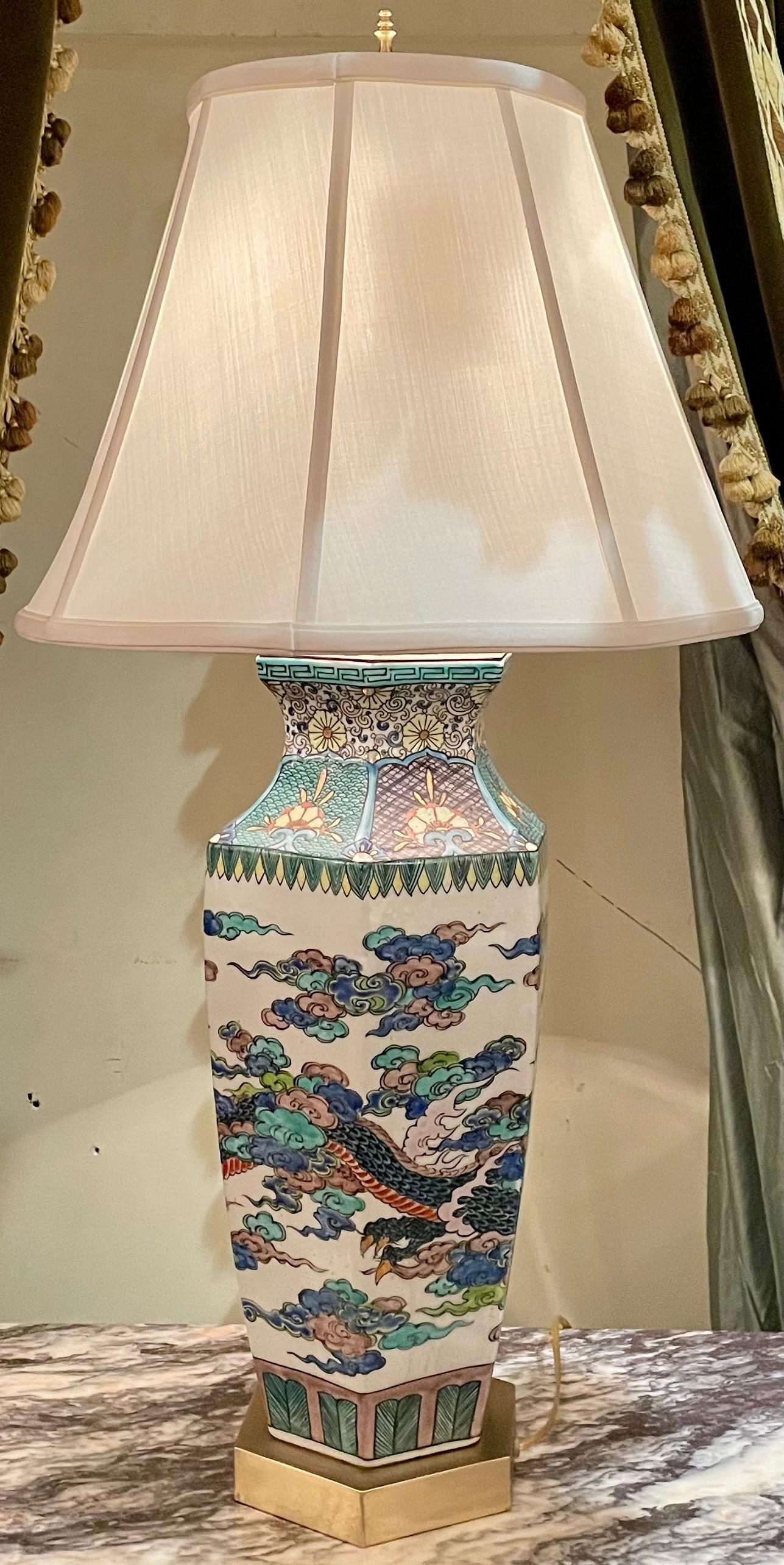 Coppia di antiche urne di porcellana cinese del XIX secolo trasformate in lampade, circa 1900. in vendita 7