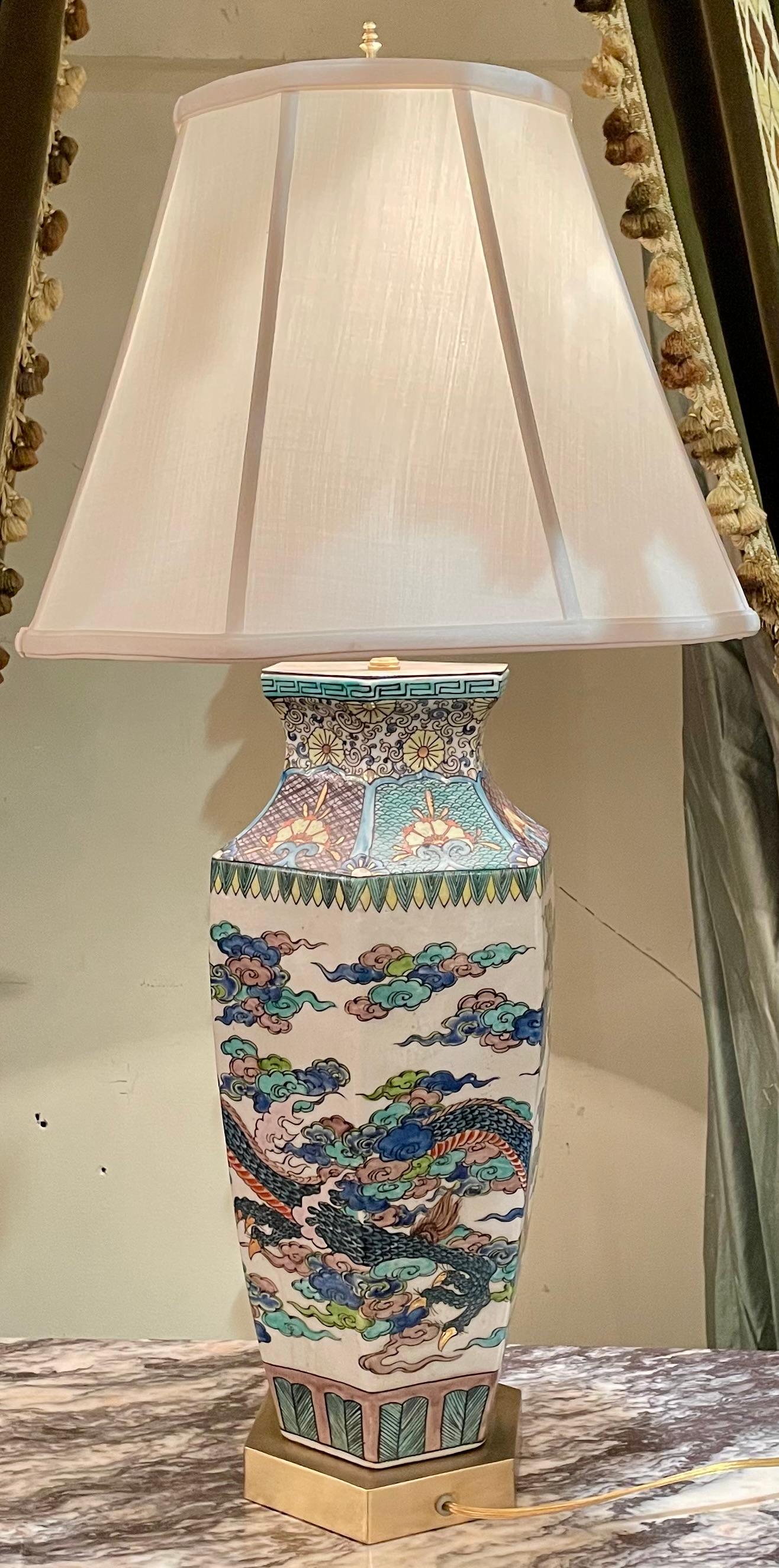Coppia di antiche urne di porcellana cinese del XIX secolo trasformate in lampade, circa 1900. in vendita 9