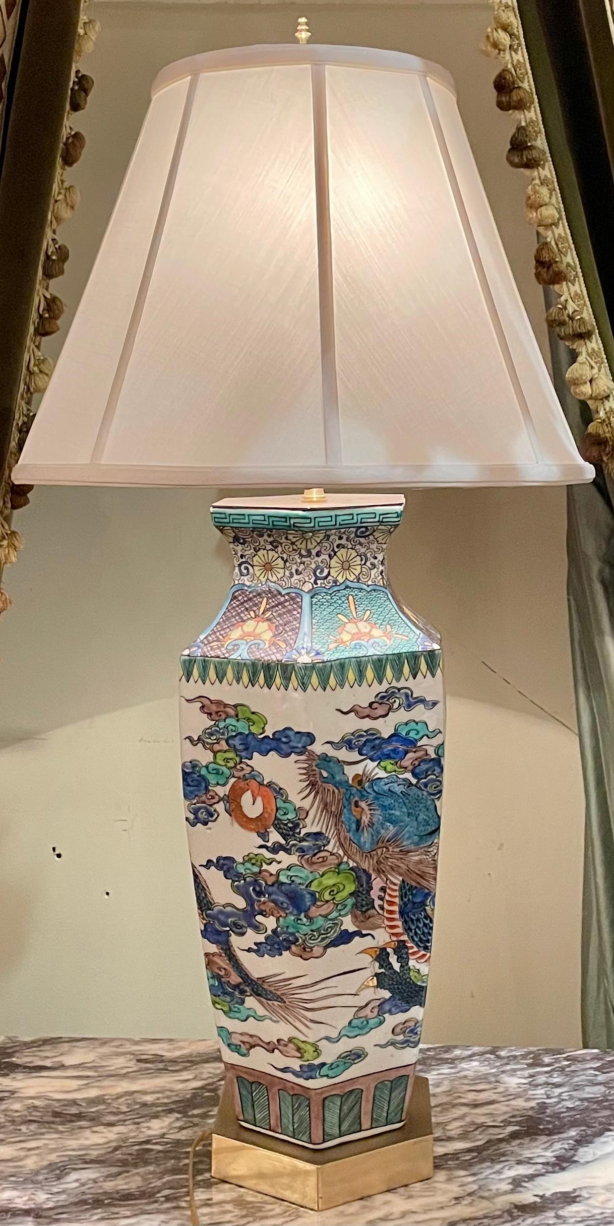 Coppia di antiche urne di porcellana cinese del XIX secolo trasformate in lampade, circa 1900. In condizioni buone in vendita a New Orleans, LA