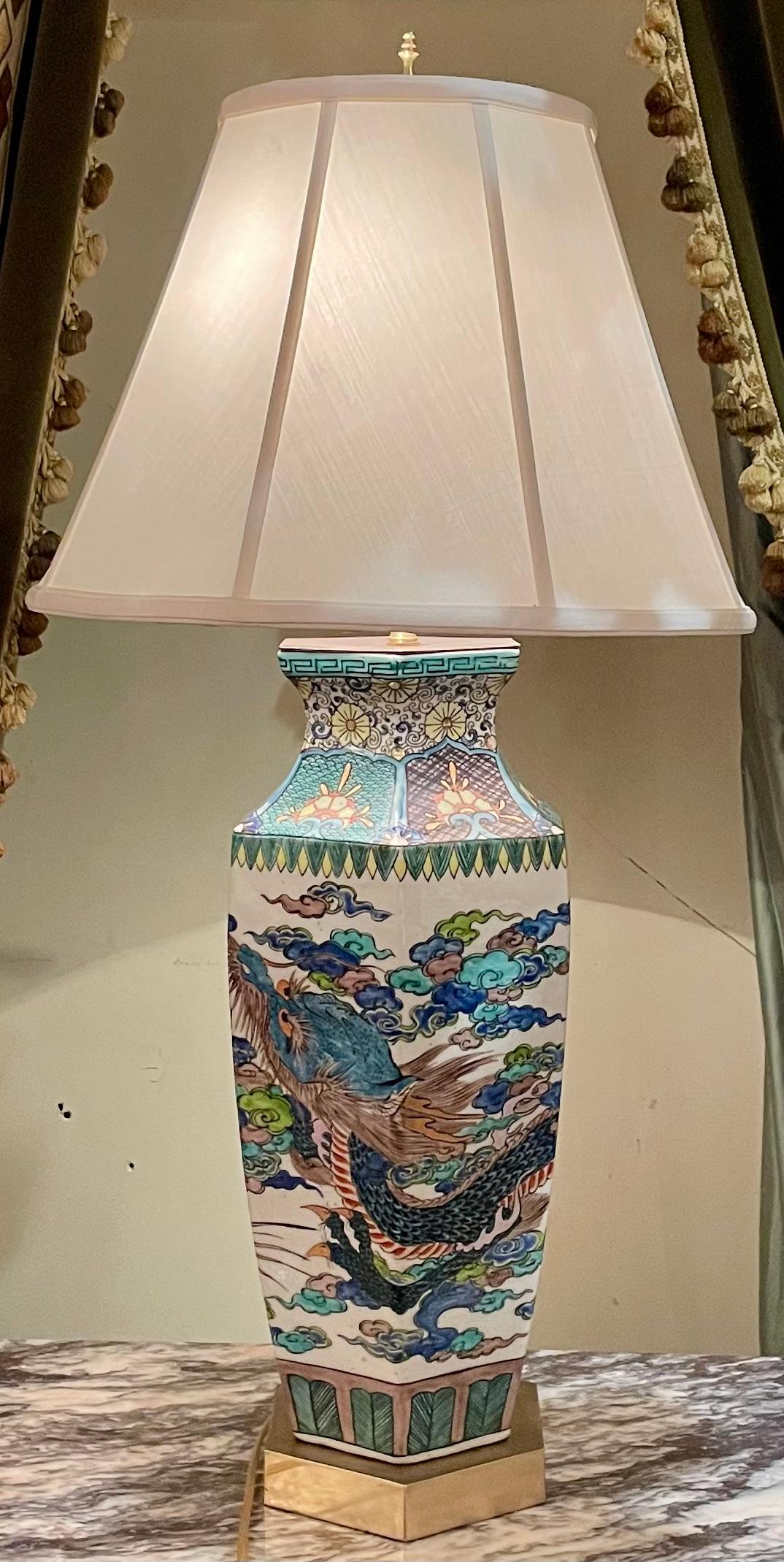 Coppia di antiche urne di porcellana cinese del XIX secolo trasformate in lampade, circa 1900. in vendita 1