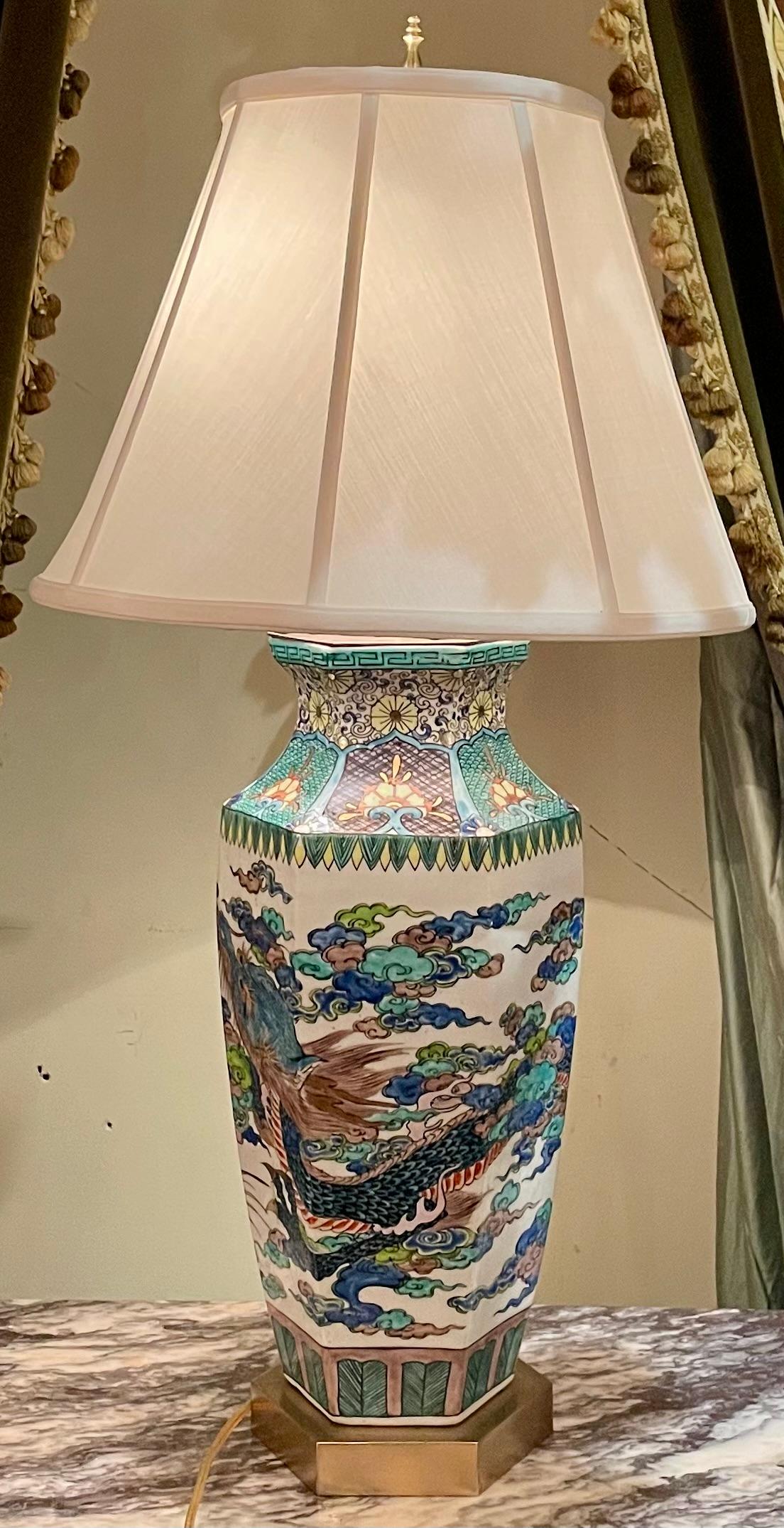 Coppia di antiche urne di porcellana cinese del XIX secolo trasformate in lampade, circa 1900. in vendita 3
