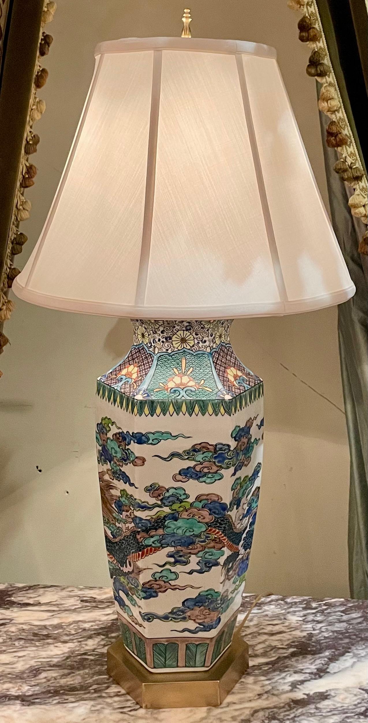 Coppia di antiche urne di porcellana cinese del XIX secolo trasformate in lampade, circa 1900. in vendita 5