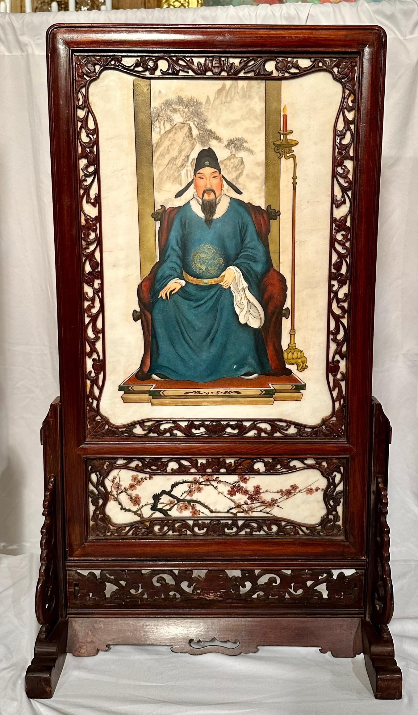 Pareja de antiguas placas chinas del siglo XIX de madera de teca y porcelana para biombos de mesa.
Según las 4 últimas fotos, estas pantallas pueden retirarse de sus bases y colgarse como decoración de pared.  