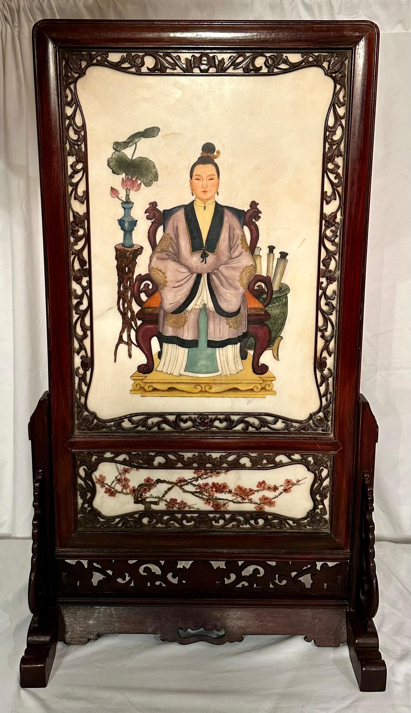 Pareja de antiguas placas chinas del siglo XIX de madera de teca y porcelana para biombos de mesa. Chino en venta