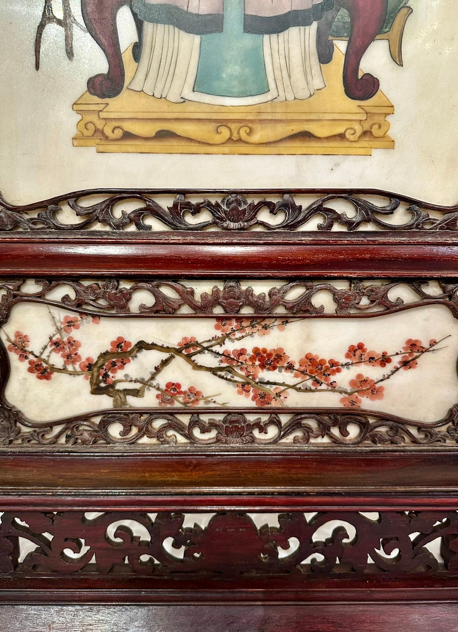 Pareja de antiguas placas chinas del siglo XIX de madera de teca y porcelana para biombos de mesa. en venta 2