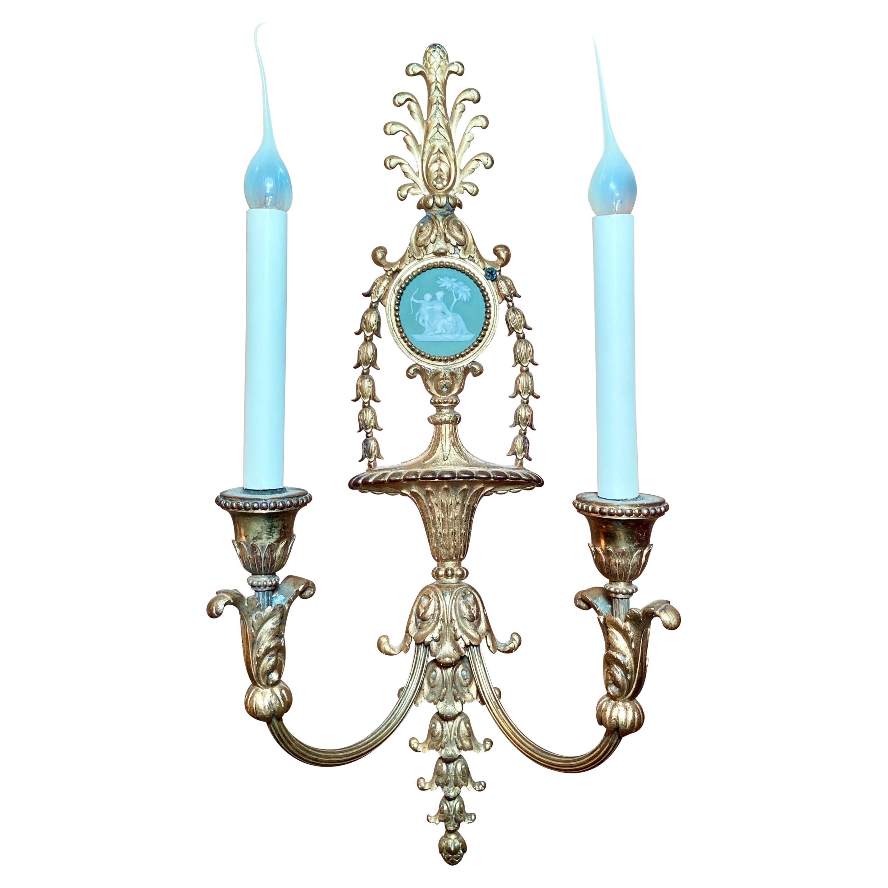 Paire d'appliques d'appoint anciennes en bronze de style Adam du 19ème siècle avec plaques en vente