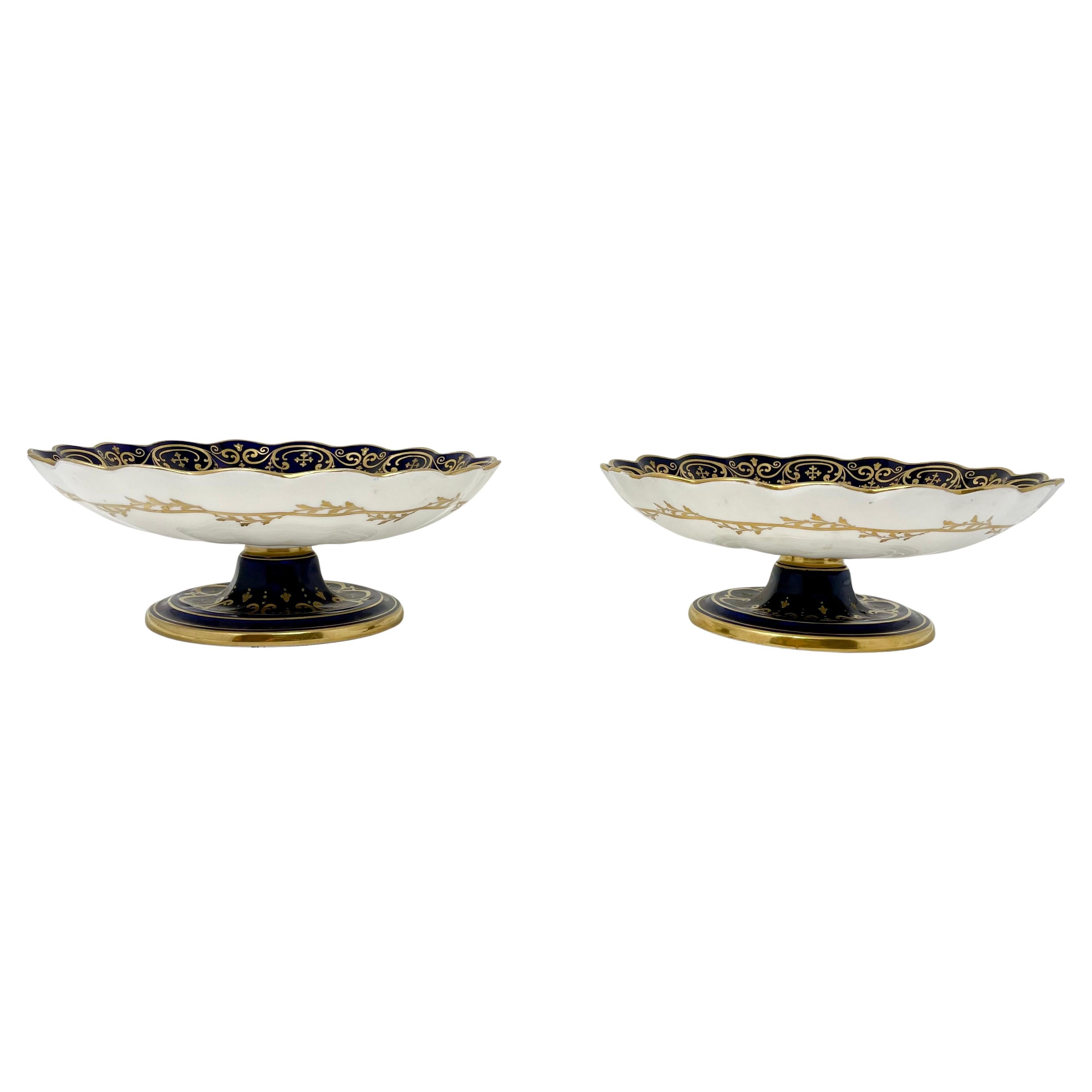 Paire de bols anciens du 19e siècle en porcelaine anglaise bleu cobalt avec un travail d'or fin.