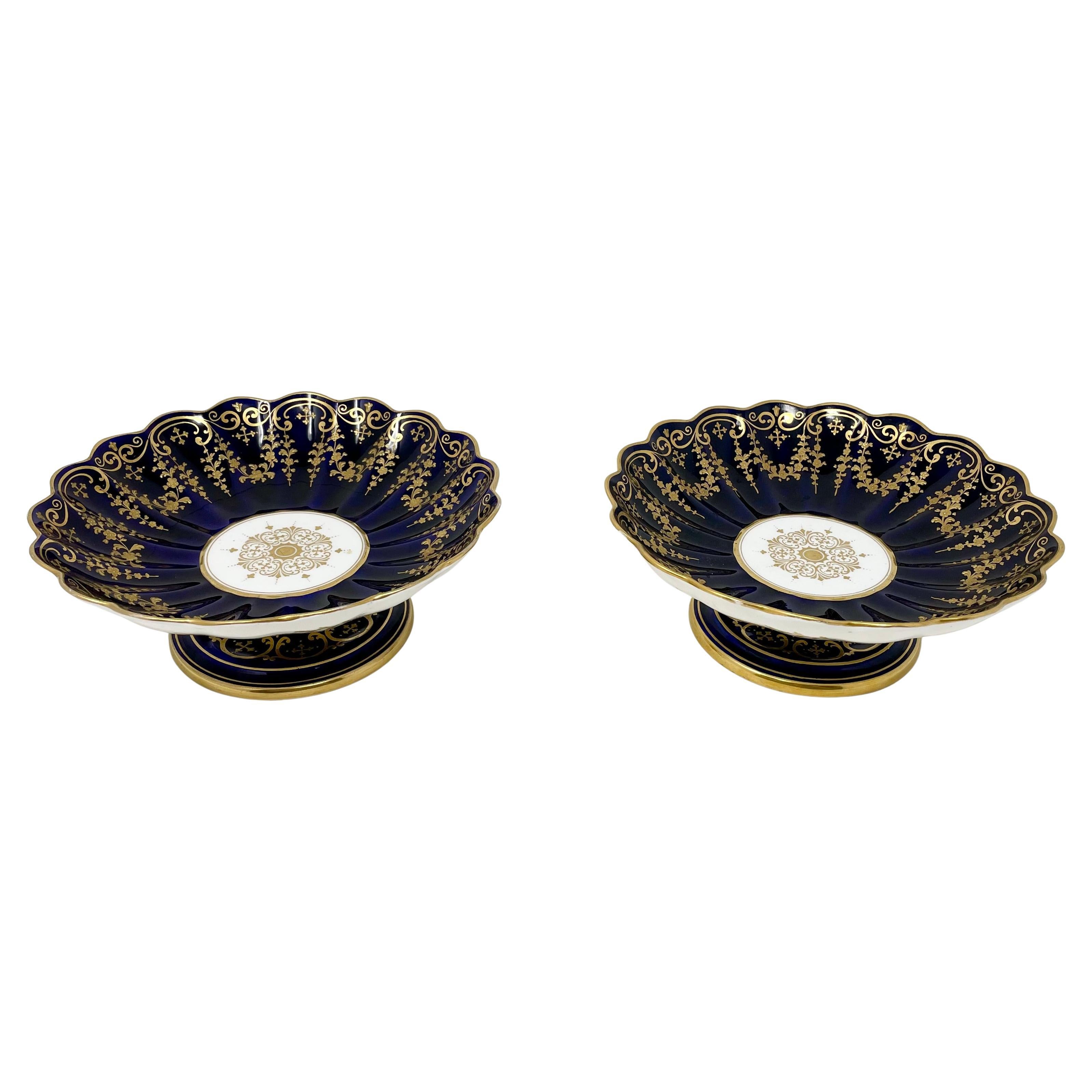 Anglais Paire de bols anglais anciens en porcelaine bleu cobalt du 19ème siècle avec détails dorés. en vente