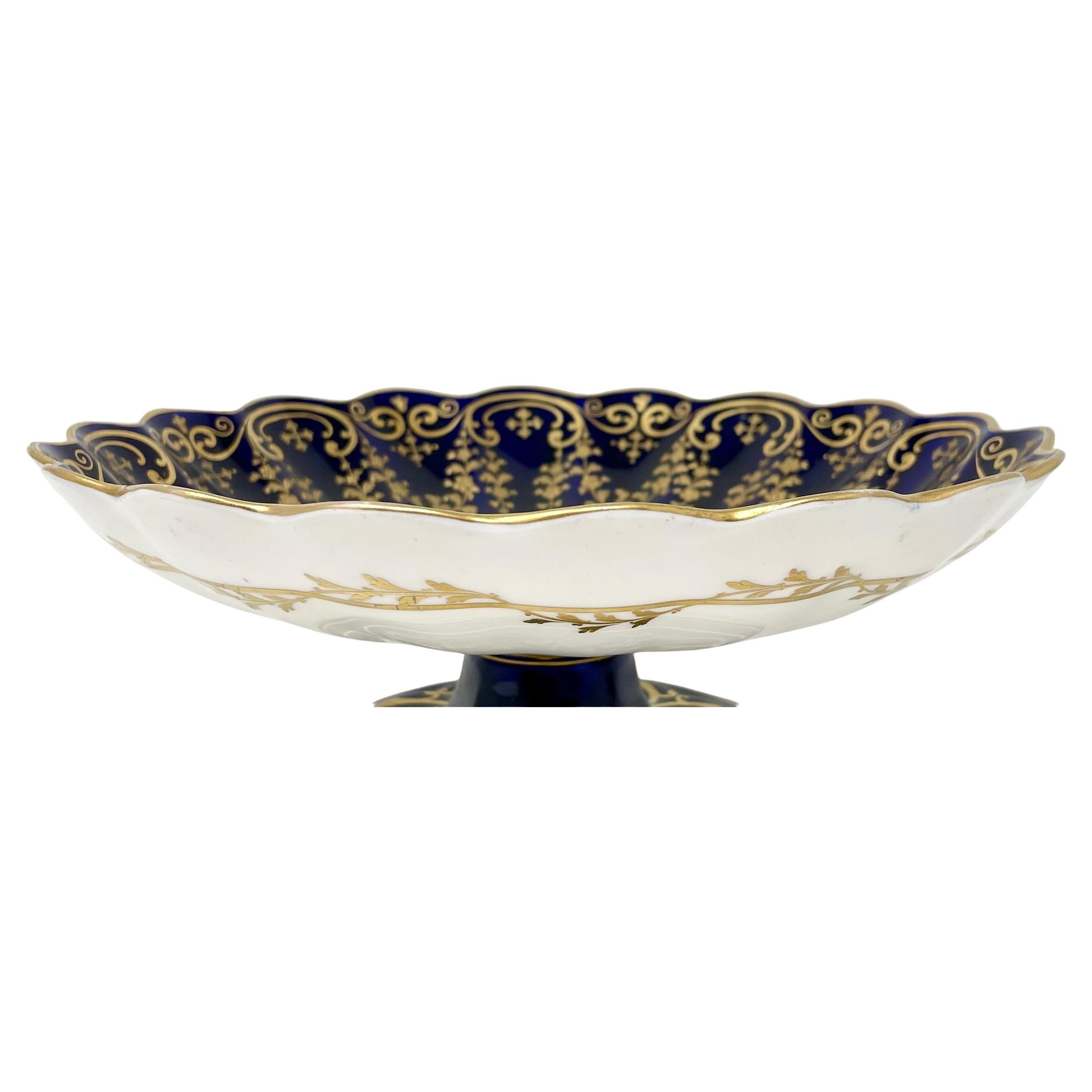 XIXe siècle Paire de bols anglais anciens en porcelaine bleu cobalt du 19ème siècle avec détails dorés. en vente