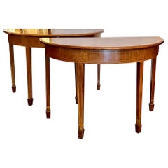Coppia di antichi tavoli da console in mogano inglese del XIX secolo con intarsi in legno satinato.