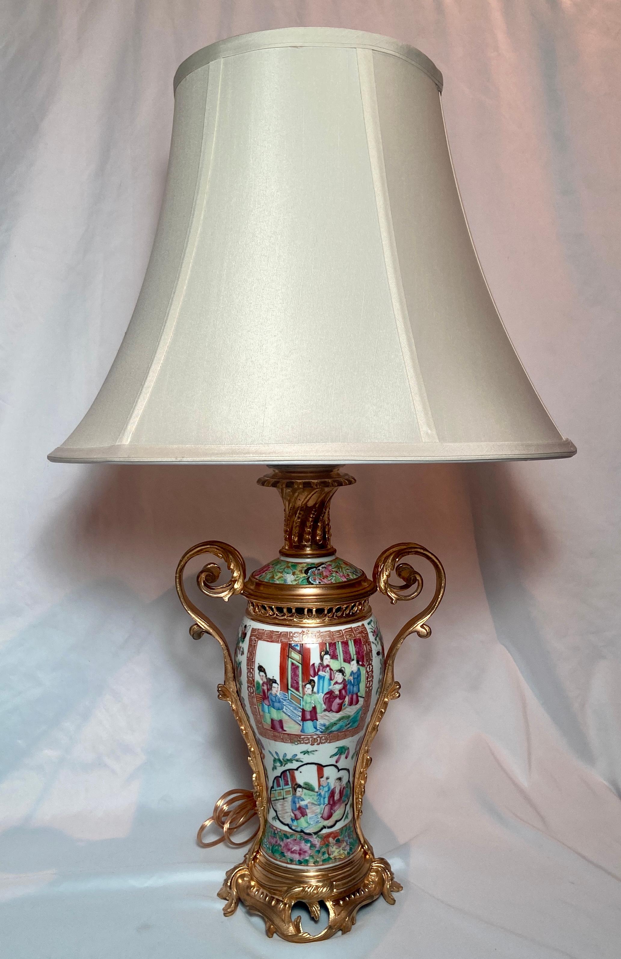 Paar antike 19. Jahrhundert famille rose Bronze D'oré montiert Lampen.