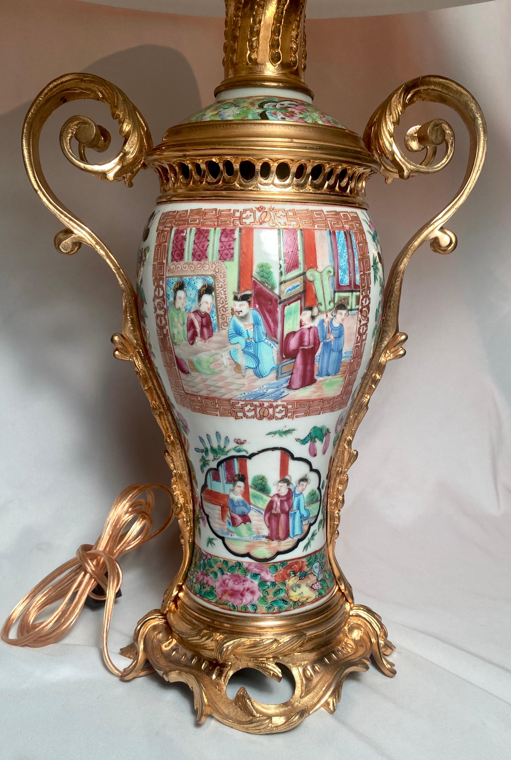 Paar antike Famille Rose Bronze D'or-Lampen aus dem 19. Jahrhundert (Porzellan) im Angebot