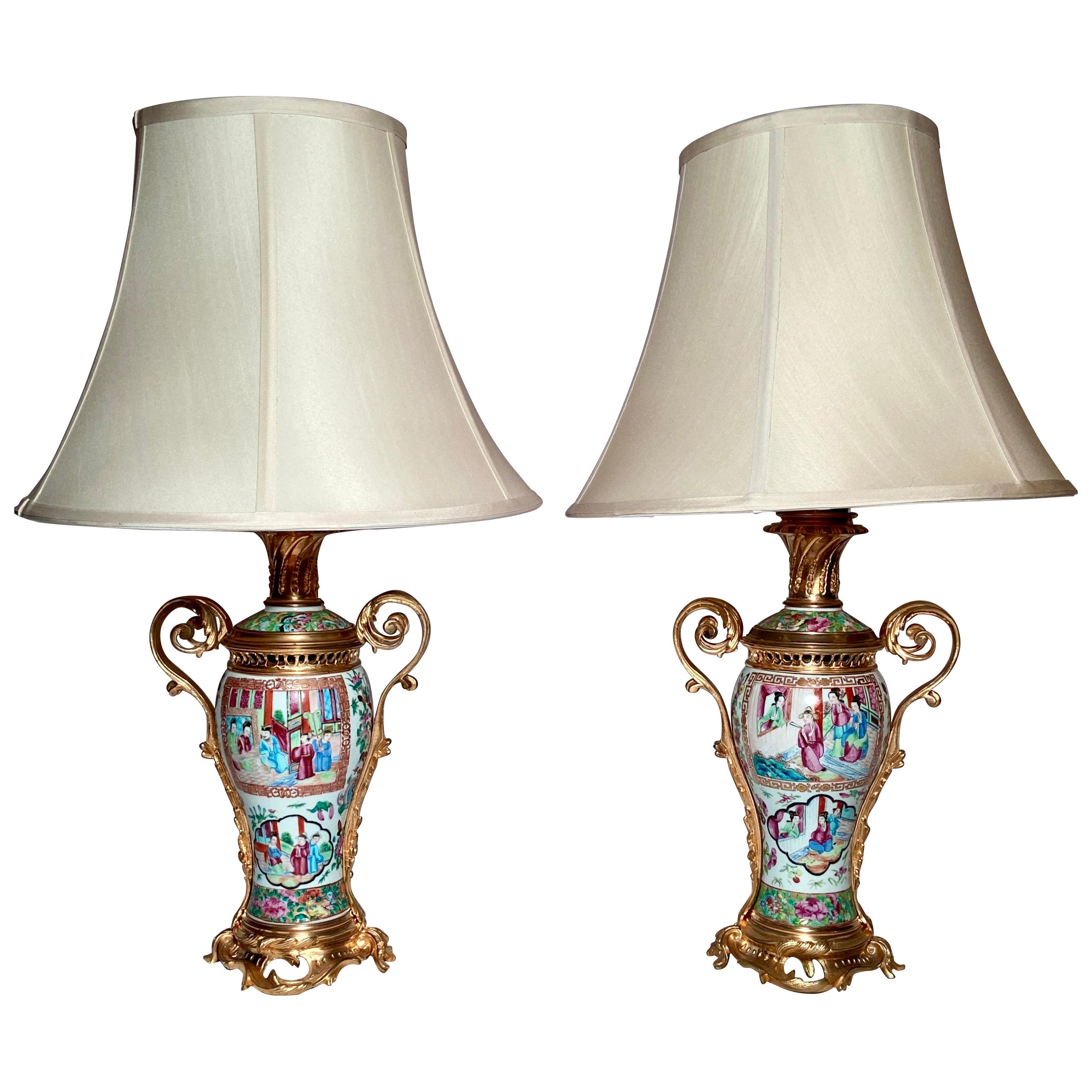 Paar antike Famille Rose Bronze D'or-Lampen aus dem 19. Jahrhundert im Angebot