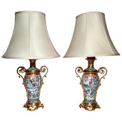 Paar antike Famille Rose Bronze D'or-Lampen aus dem 19. Jahrhundert