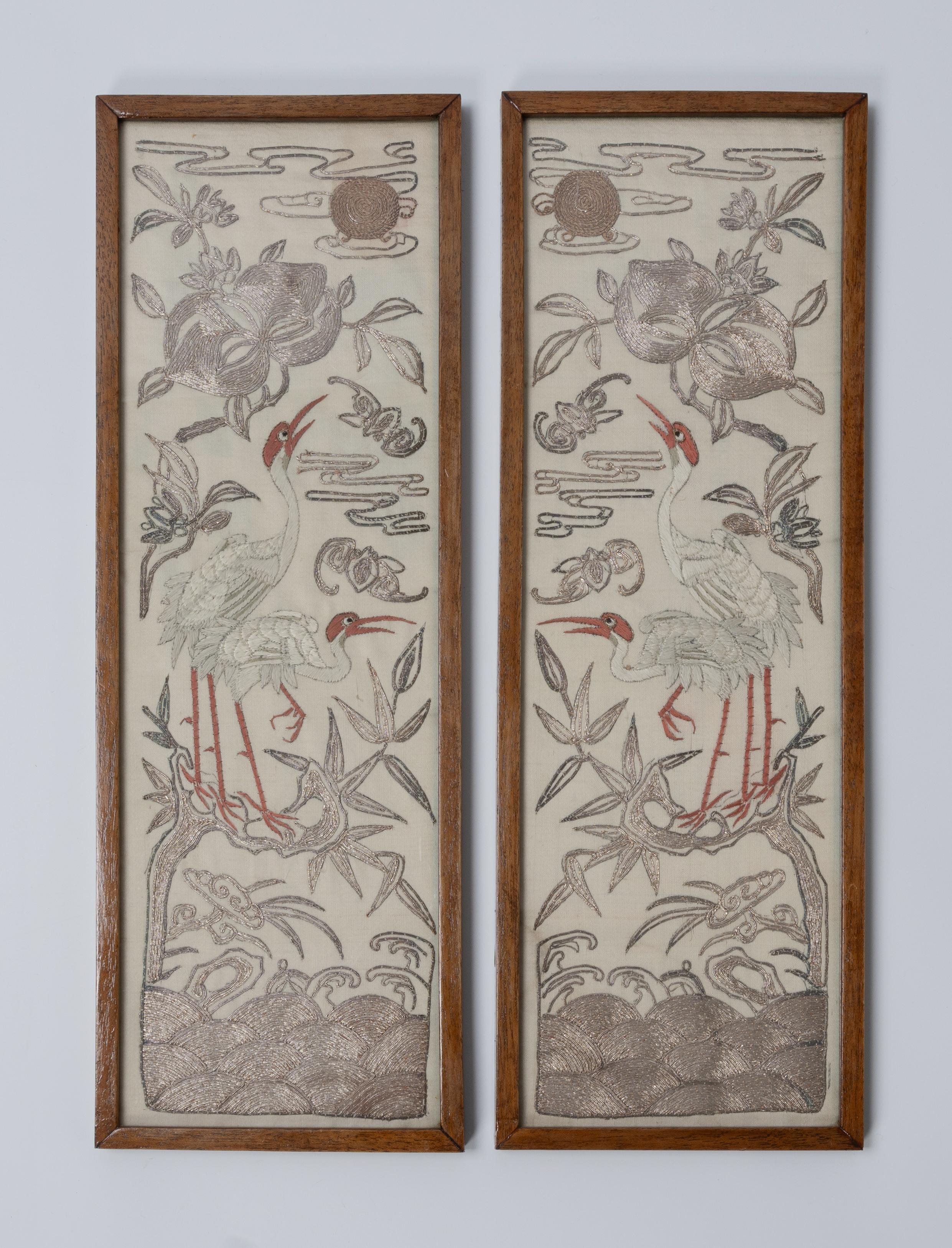 Brodé Paire d'anciens panneaux de broderie en soie chinoise encadrés du 19e siècle, dynastie Qing en vente