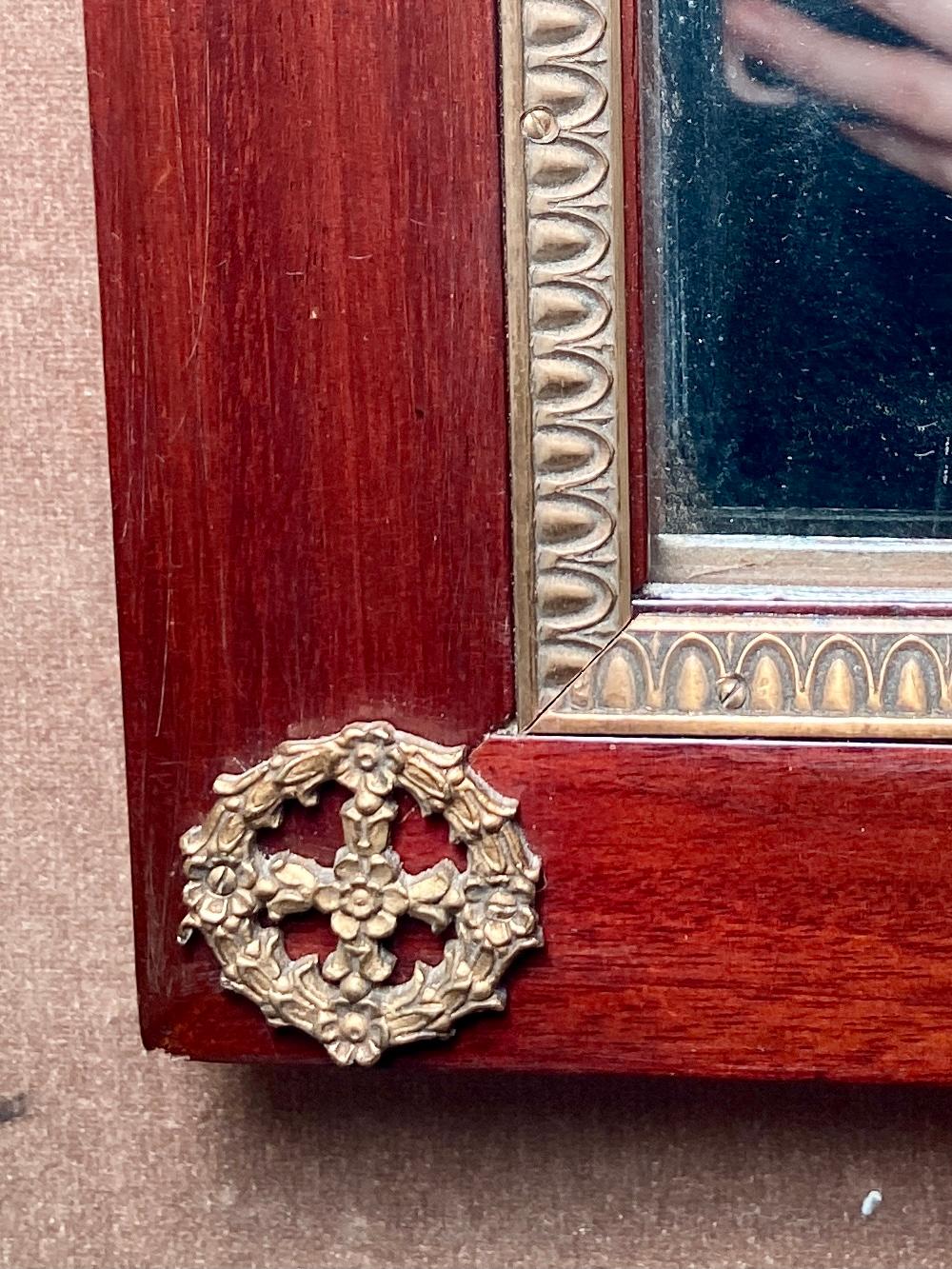 Français Paire de miroirs anciens en acajou de style Empire français du 19ème siècle en vente