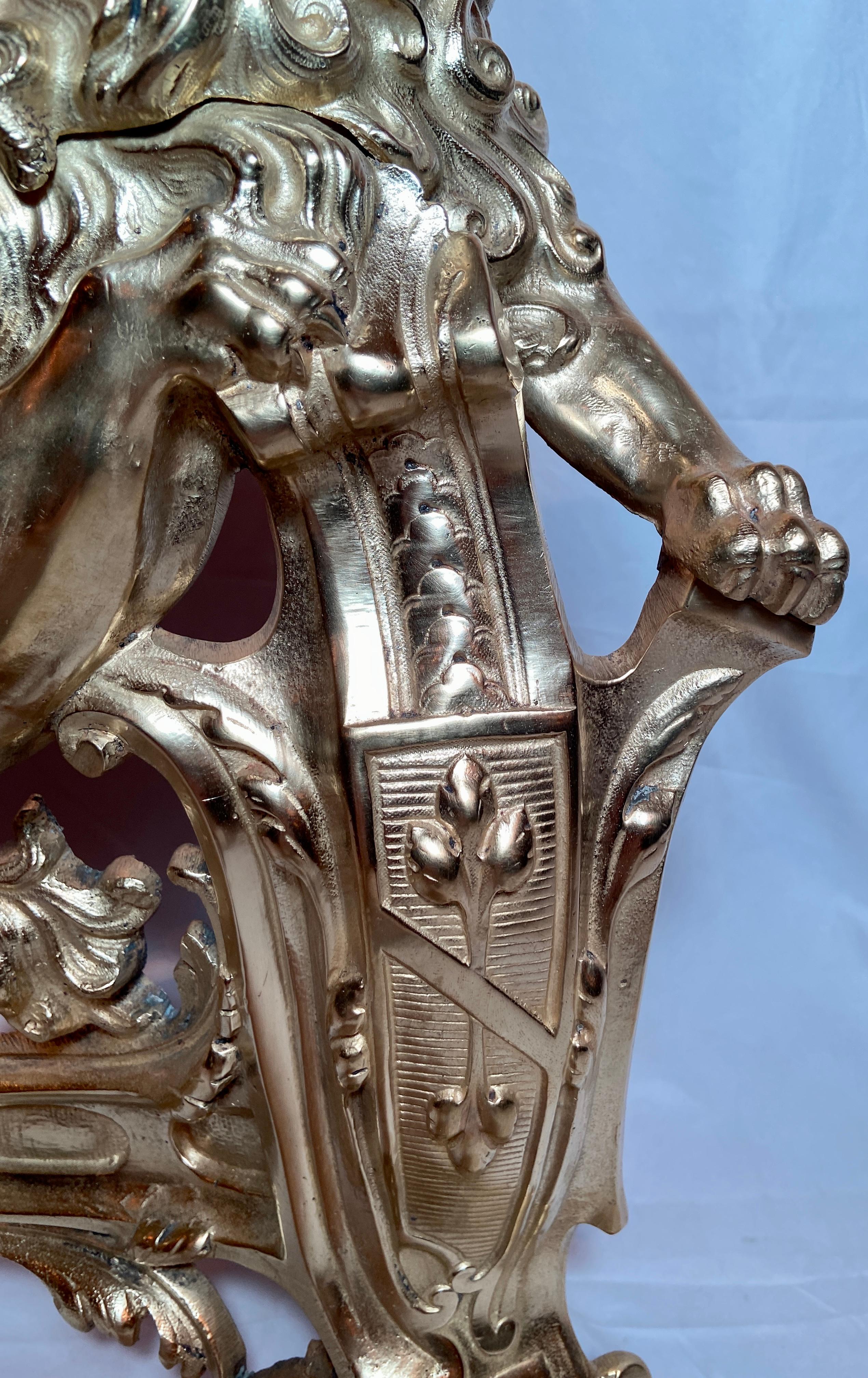 Paire de chenets lion figuratifs français du 19ème siècle en bronze doré en vente 1