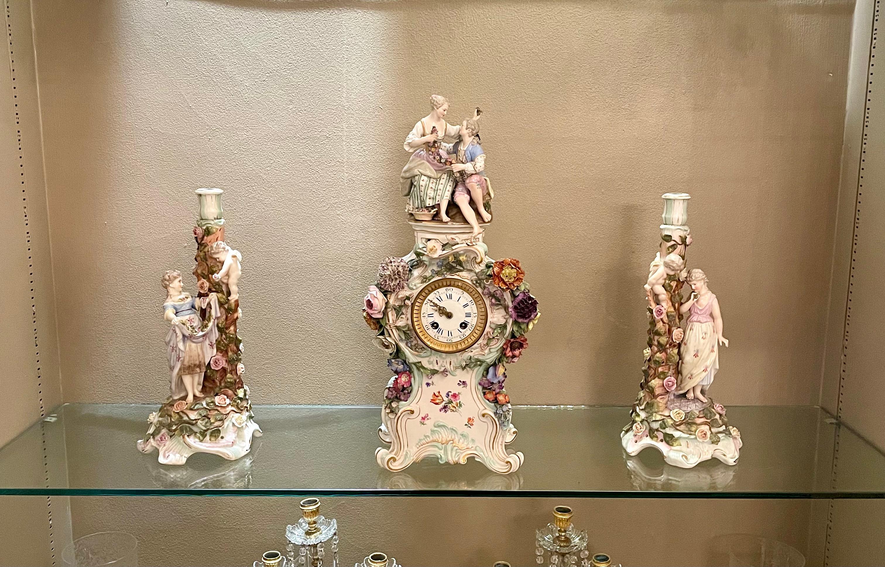 Coppia di antichi candelabri in porcellana tedesca Dresden del XIX secolo, CIRCA 1890. in vendita 9