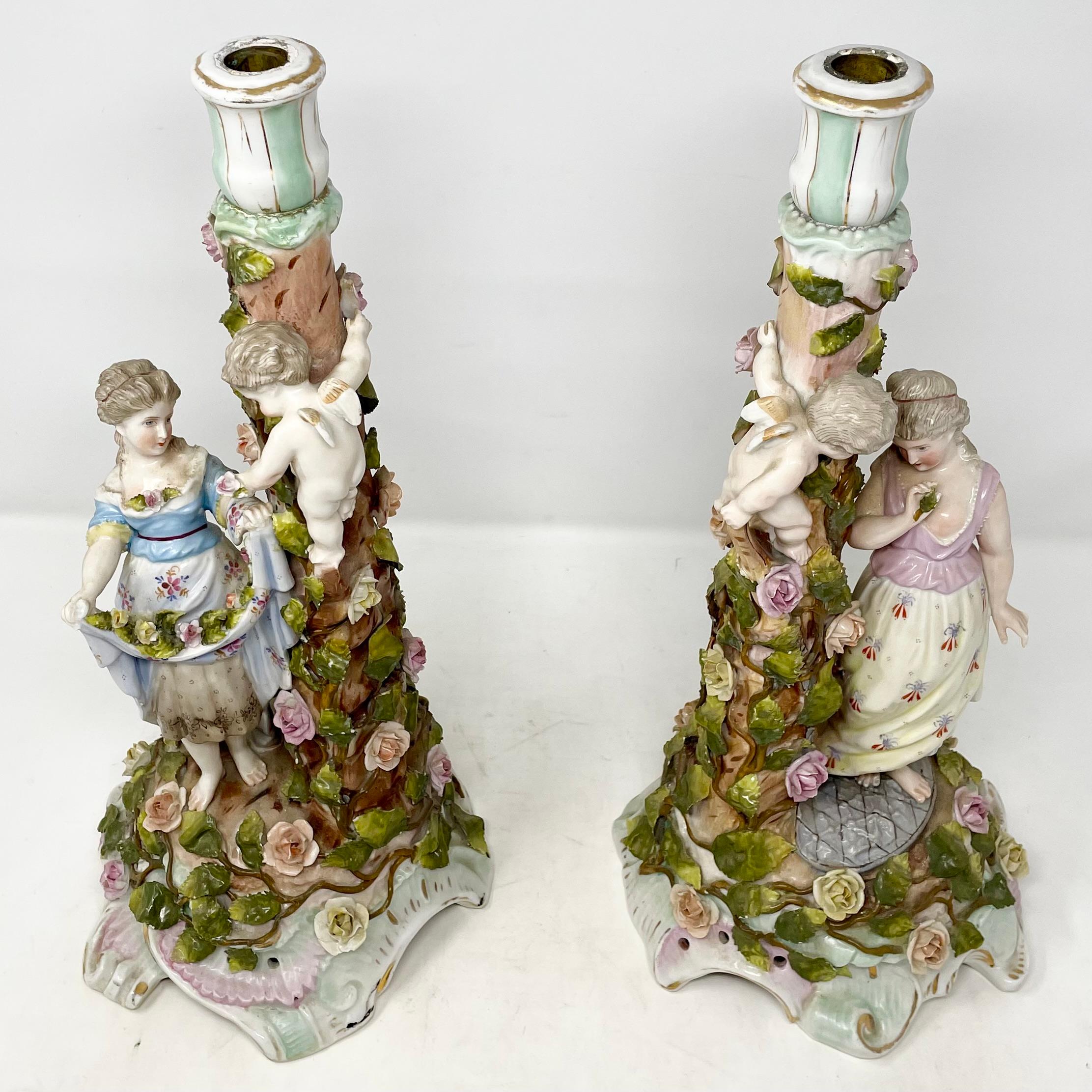 Tedesco Coppia di antichi candelabri in porcellana tedesca Dresden del XIX secolo, CIRCA 1890. in vendita