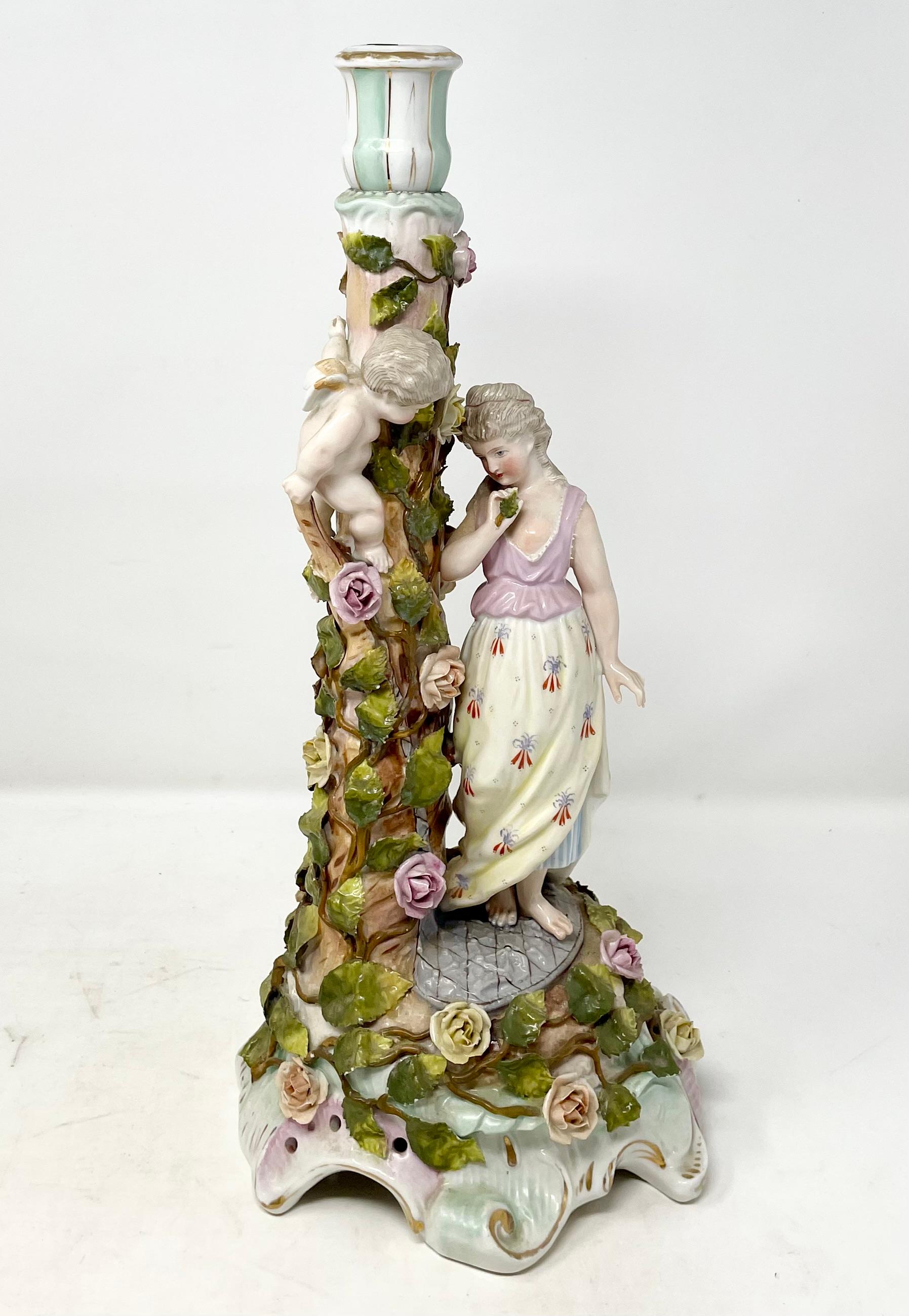 Coppia di antichi candelabri in porcellana tedesca Dresden del XIX secolo, CIRCA 1890. In condizioni buone in vendita a New Orleans, LA