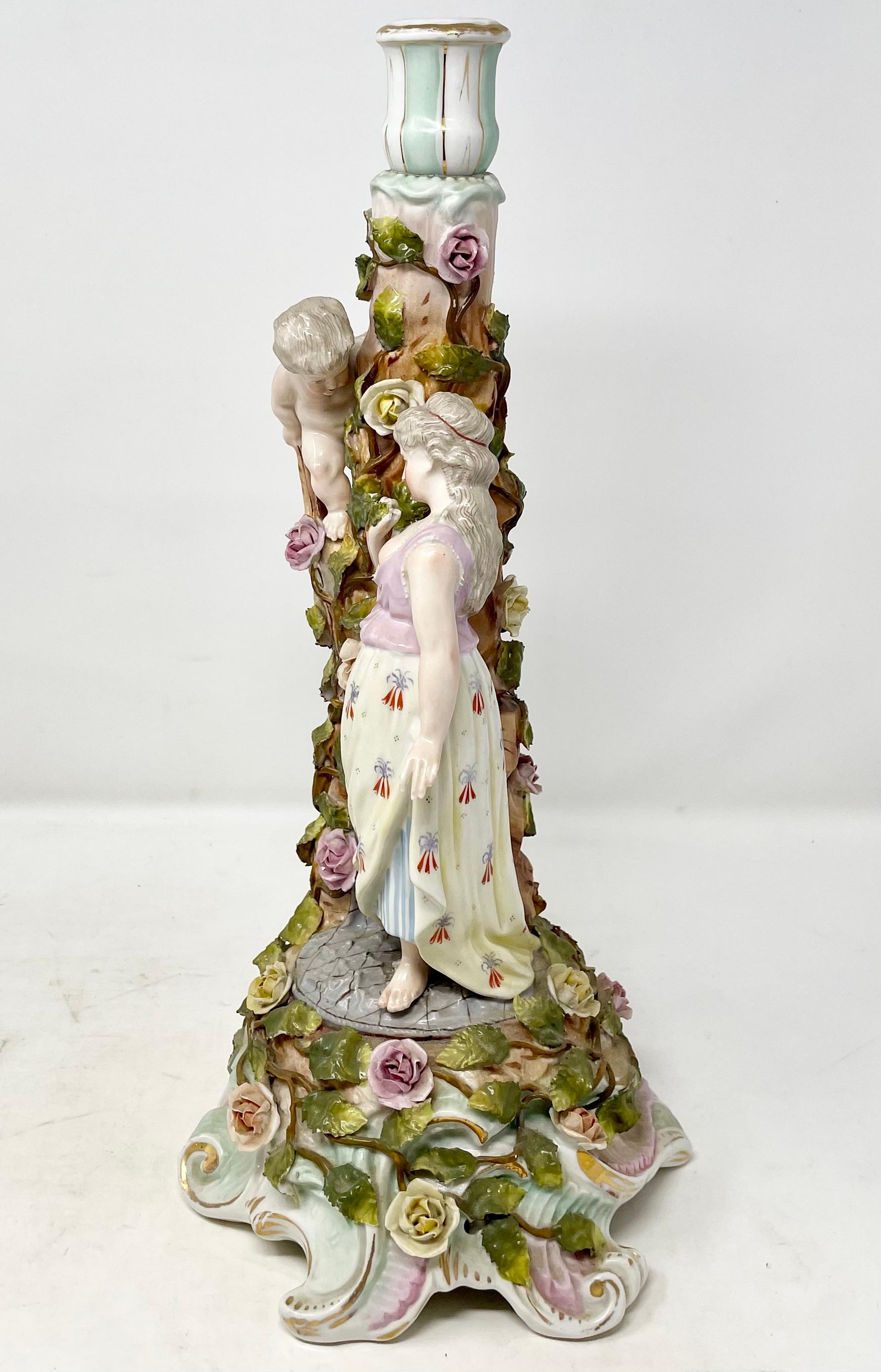 Porcellana Coppia di antichi candelabri in porcellana tedesca Dresden del XIX secolo, CIRCA 1890. in vendita