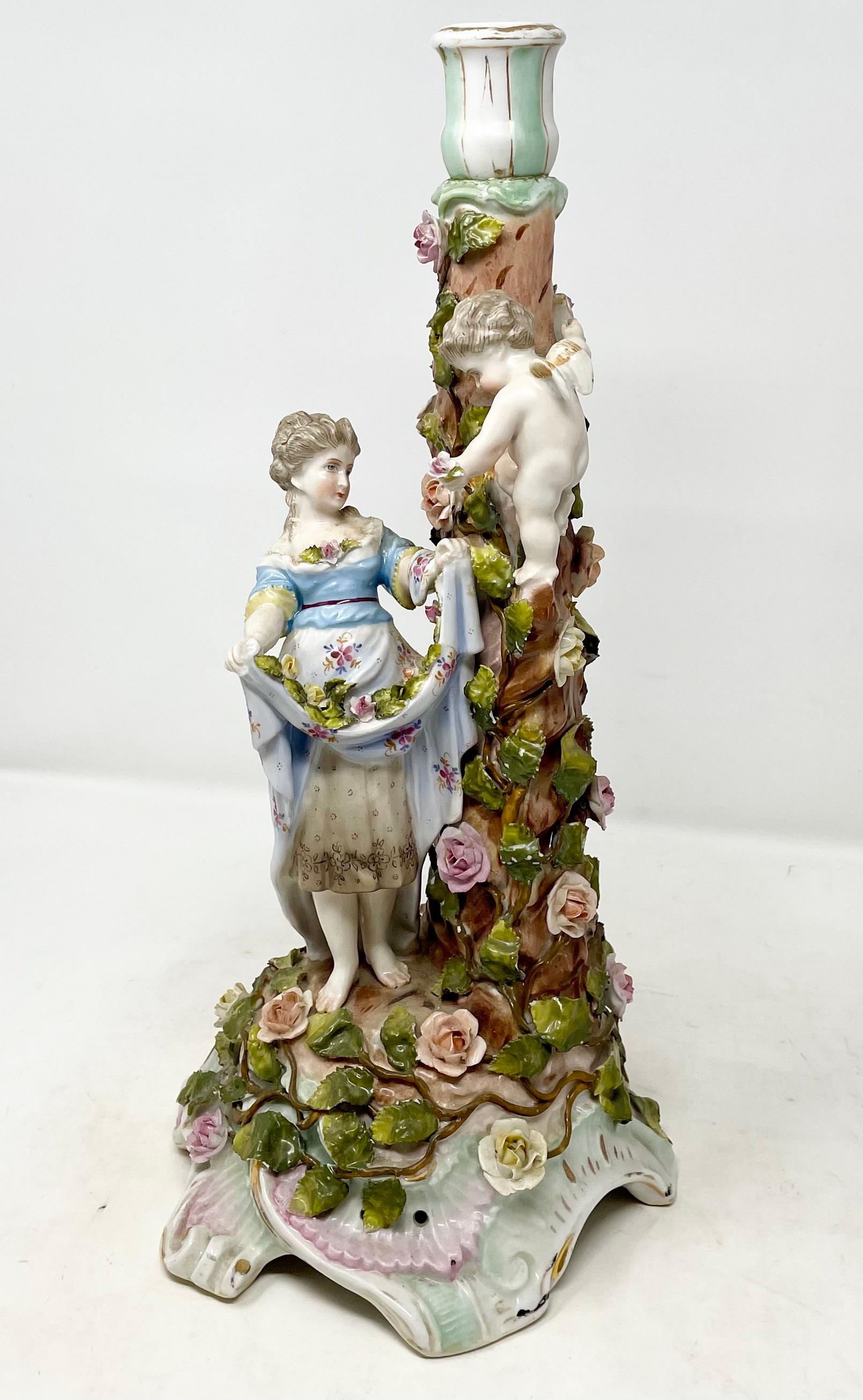 Coppia di antichi candelabri in porcellana tedesca Dresden del XIX secolo, CIRCA 1890. in vendita 3