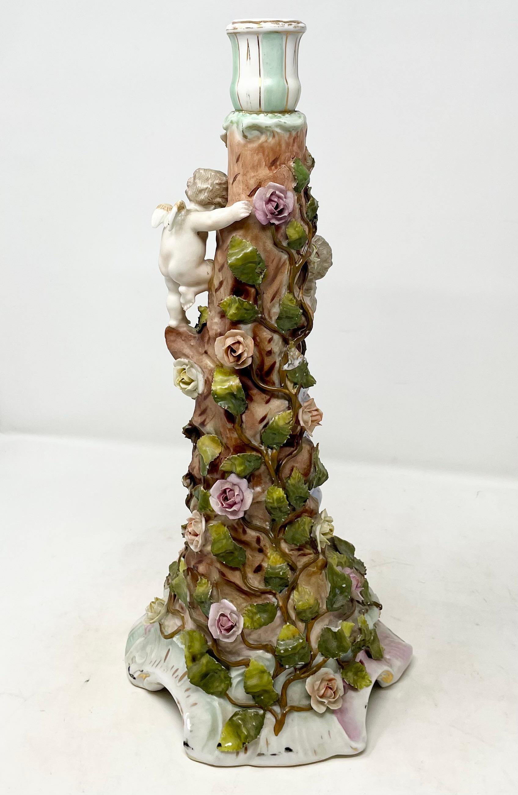 Coppia di antichi candelabri in porcellana tedesca Dresden del XIX secolo, CIRCA 1890. in vendita 4