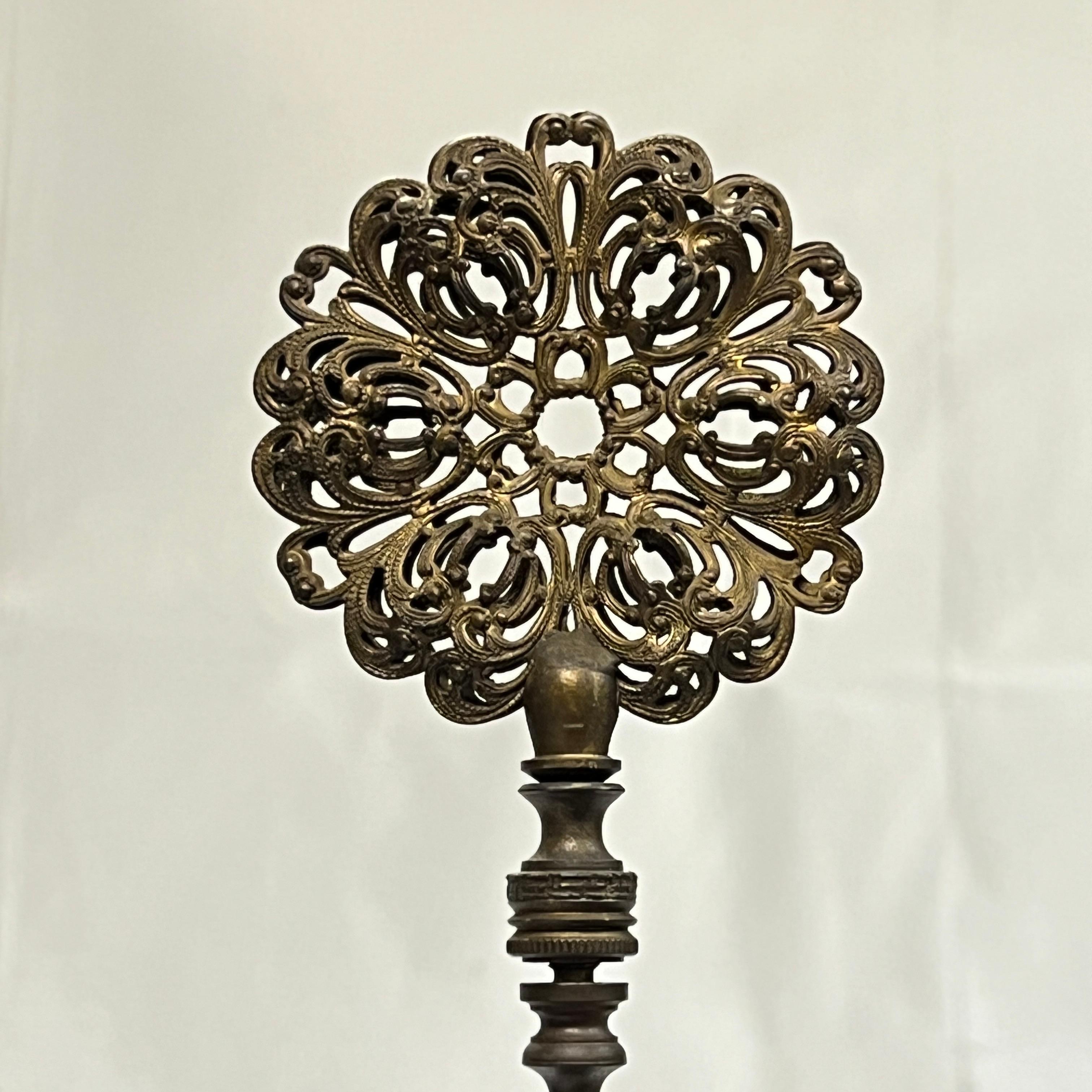 Coppia di vasi in porcellana Imari del XIX secolo montati come lampade da tavolo in vendita 9