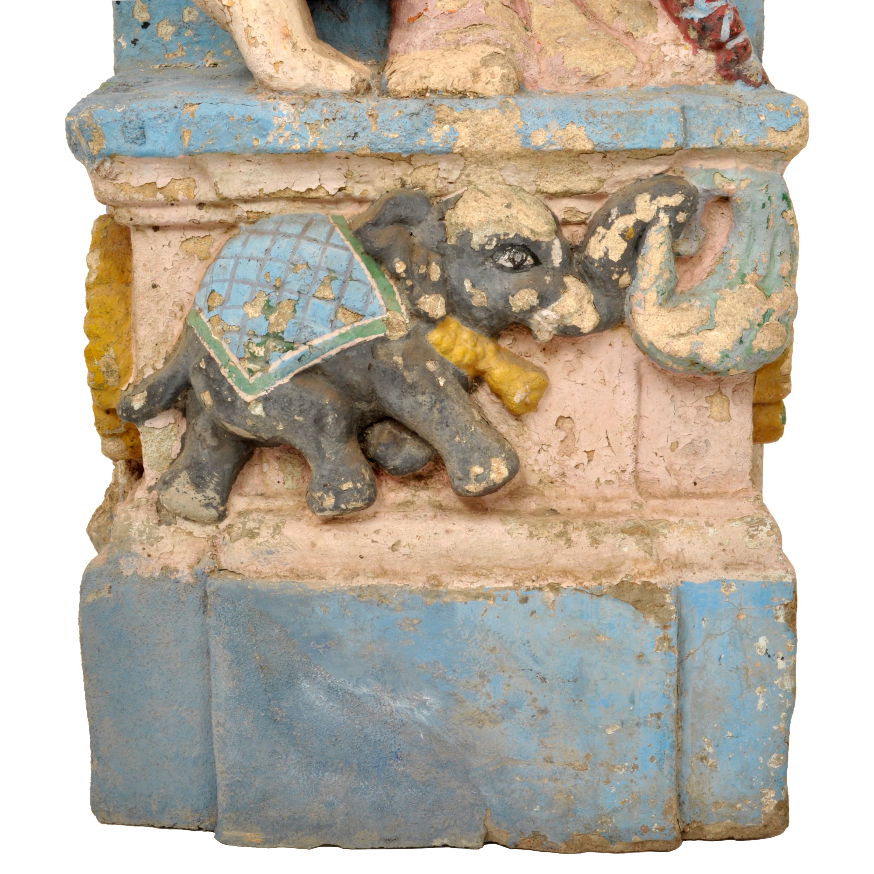 Paar antike indische hinduistische geschnitzte Tempelschutzstatuen aus Stein aus dem 19. Jahrhundert, 1850 im Angebot 3
