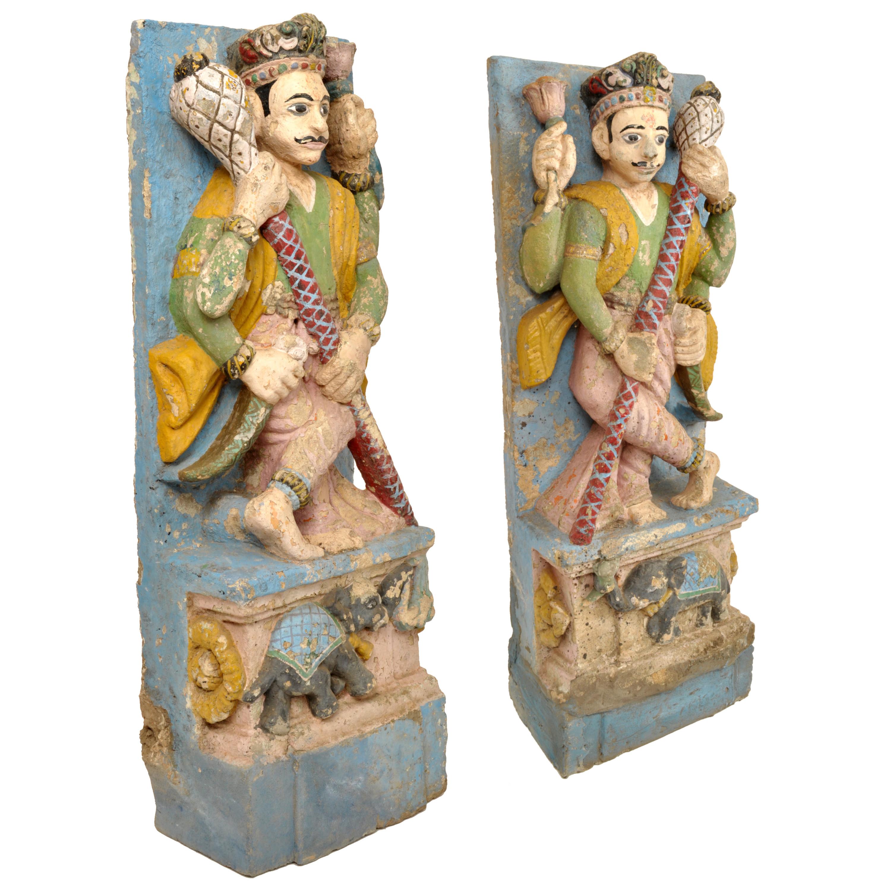 Ein großes und wichtiges Paar von seltenen antiken indischen polychromen und handgeschnitzten Dvarpala-Statuen (Tempeltürwächter) aus dem 19. Jahrhundert, um 1850. 

Jede Statue ist handgeschnitzt und stellt einen männlichen, vierarmigen