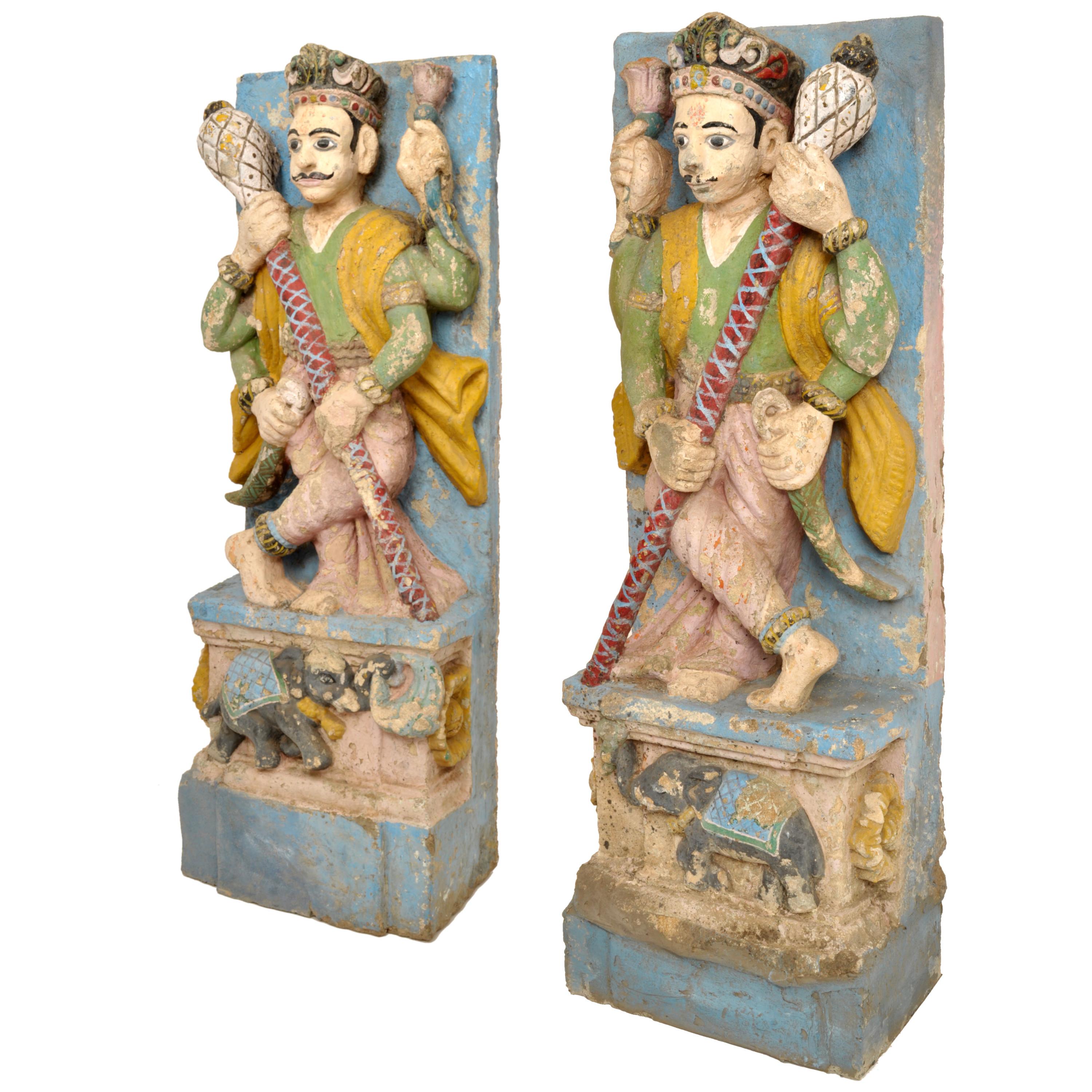 Paar antike indische hinduistische geschnitzte Tempelschutzstatuen aus Stein aus dem 19. Jahrhundert, 1850 (Anglo-indisch) im Angebot
