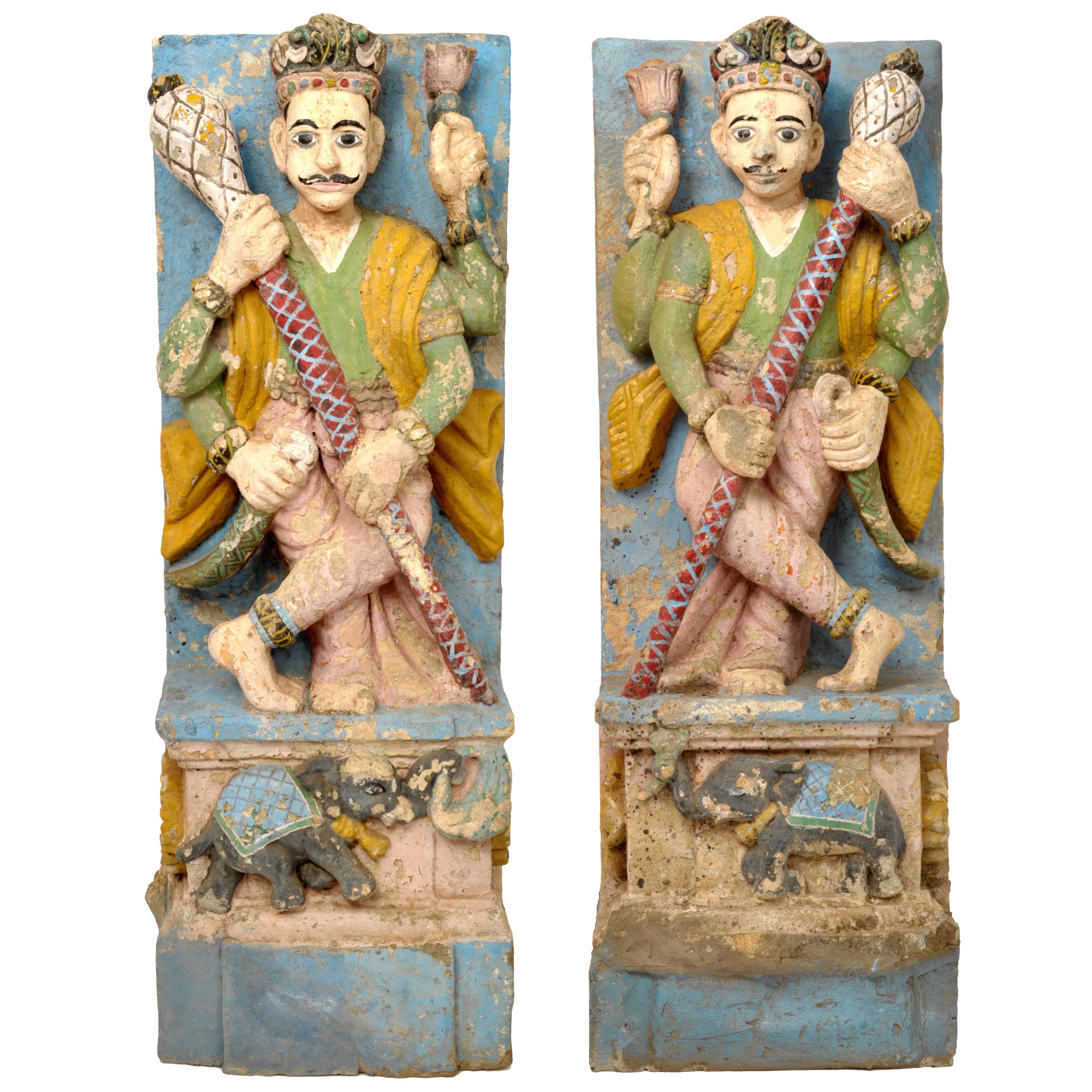 Paire de statues de garde de temple hindoues indiennes sculptées du 19ème siècle, 1850