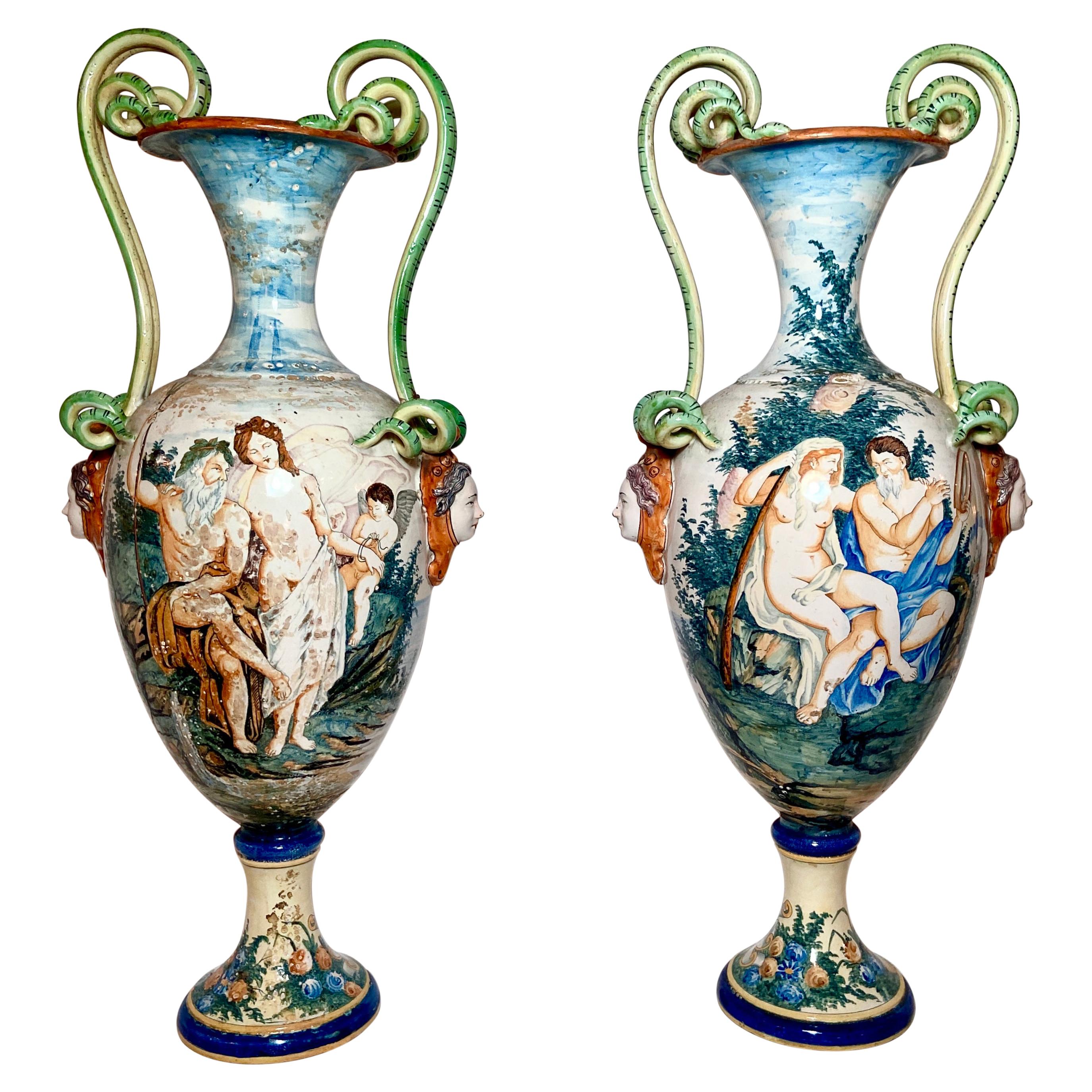 Paire d'urnes italiennes anciennes du 19ème siècle en porcelaine « majolique » représentant des scènes mythologiques