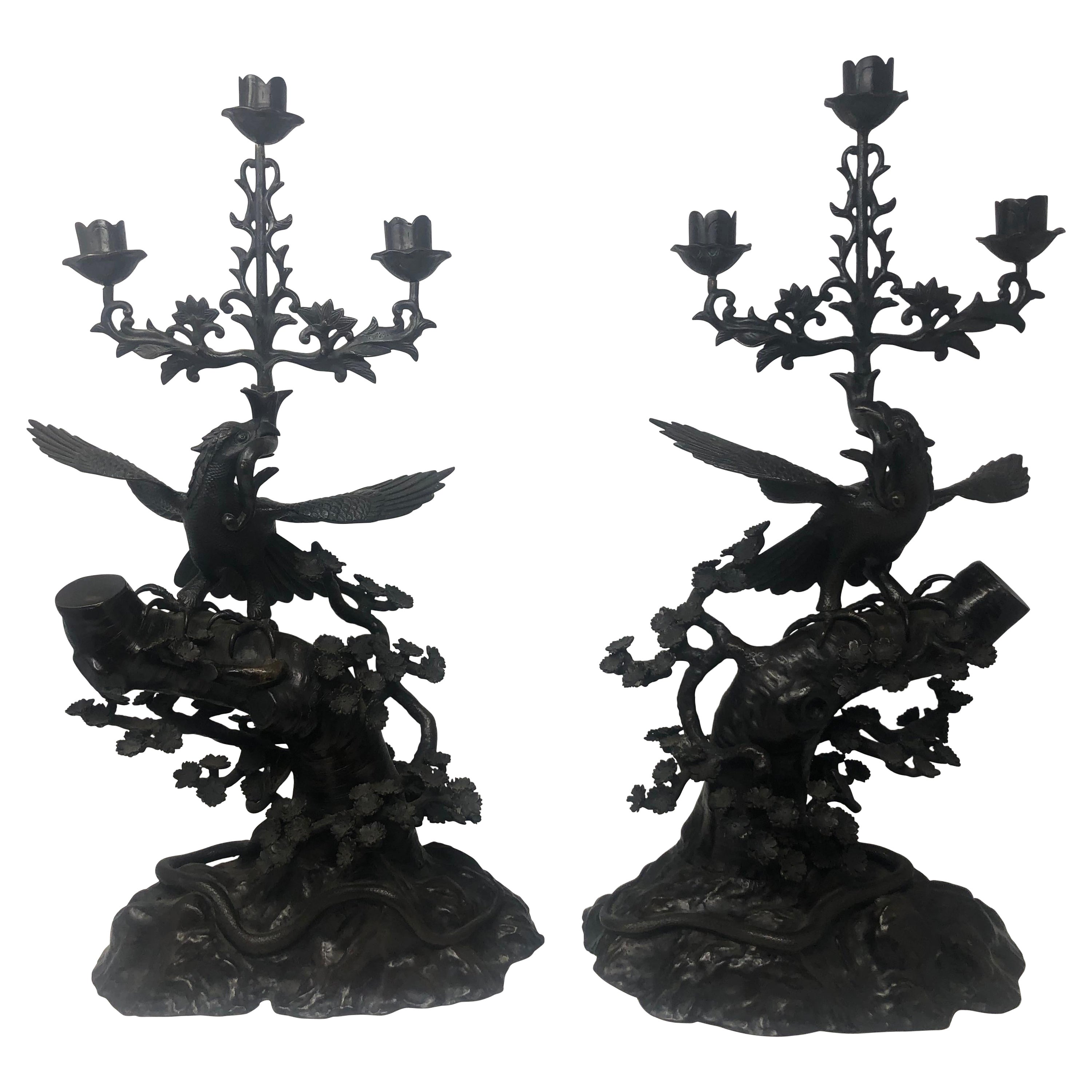 Pareja de candelabros japoneses antiguos del siglo XIX de bronce con forma de ave fénix, hacia 1890