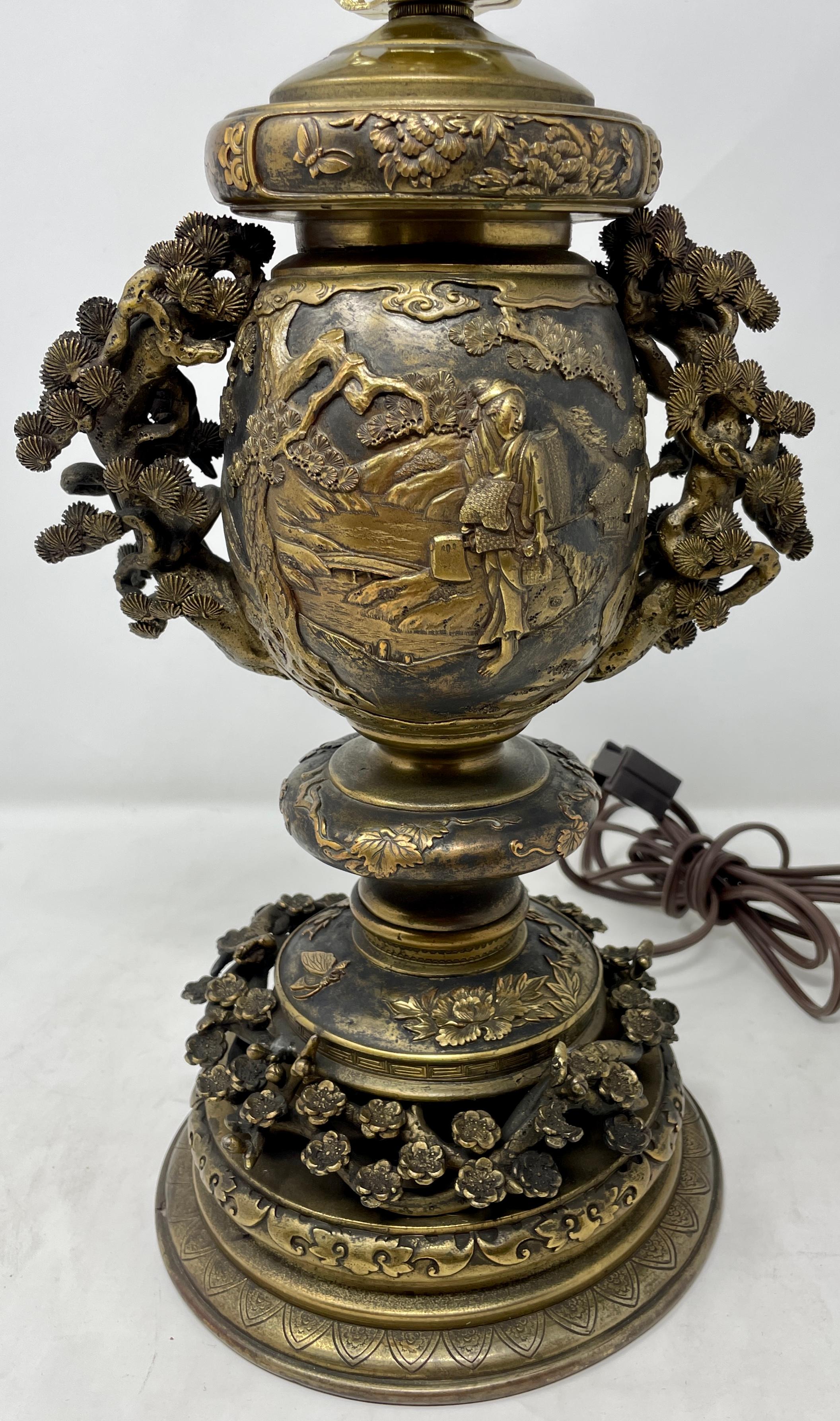 Japonais Paire de lampes-urnes japonaises anciennes du 19ème siècle en bronze doré, vers 1890. en vente