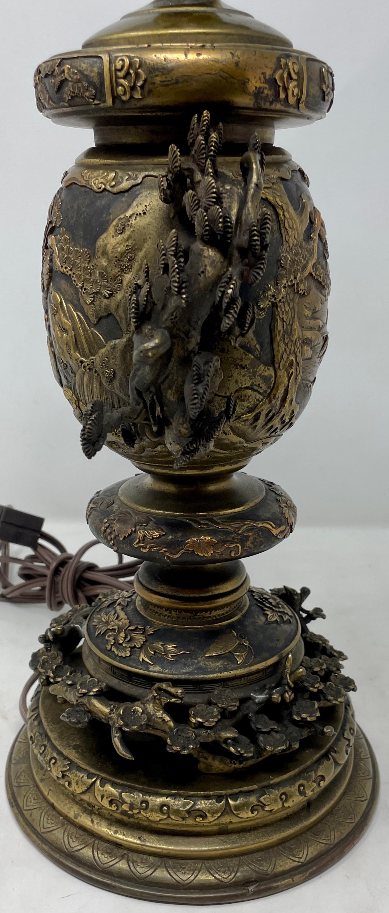 XIXe siècle Paire de lampes-urnes japonaises anciennes du 19ème siècle en bronze doré, vers 1890. en vente