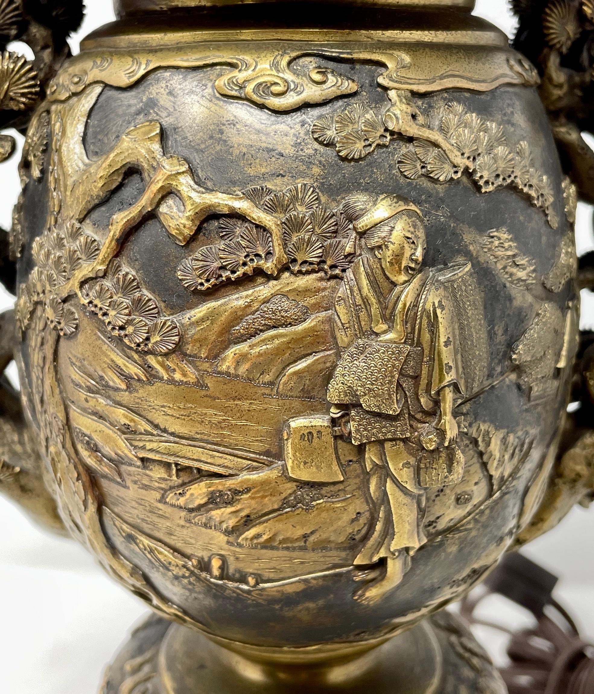 Bronze Paire de lampes-urnes japonaises anciennes du 19ème siècle en bronze doré, vers 1890. en vente