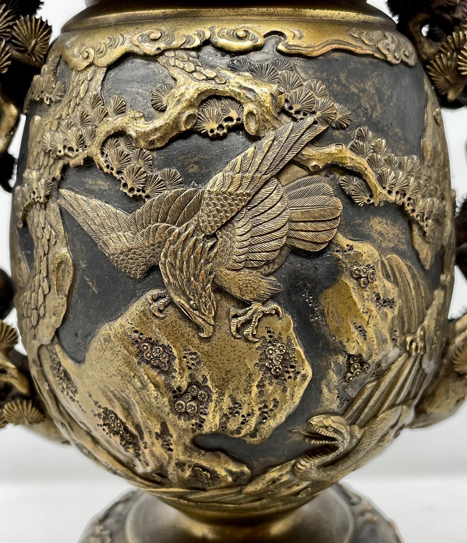 Paire de lampes-urnes japonaises anciennes du 19ème siècle en bronze doré, vers 1890. en vente 1