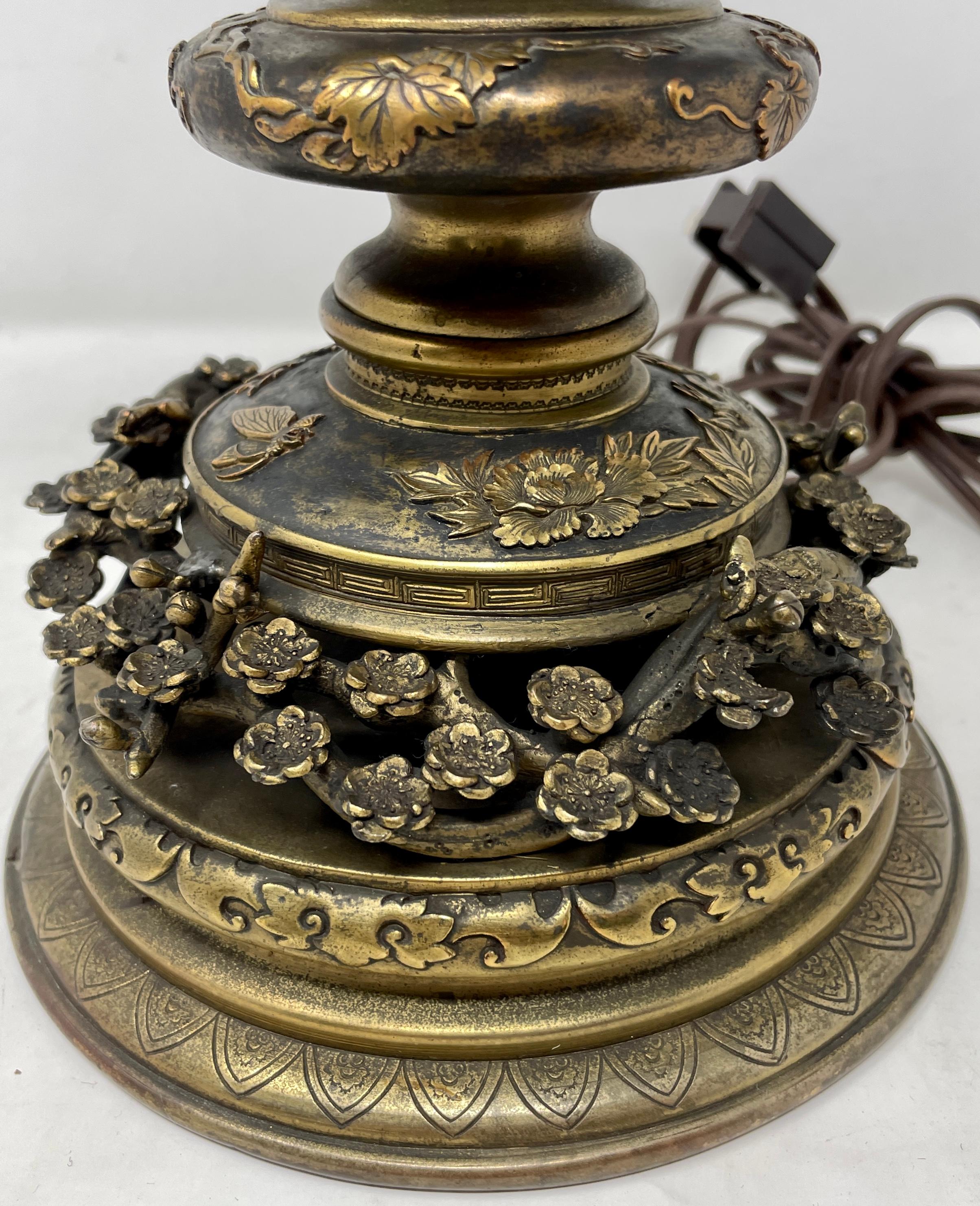 Paire de lampes-urnes japonaises anciennes du 19ème siècle en bronze doré, vers 1890. en vente 3