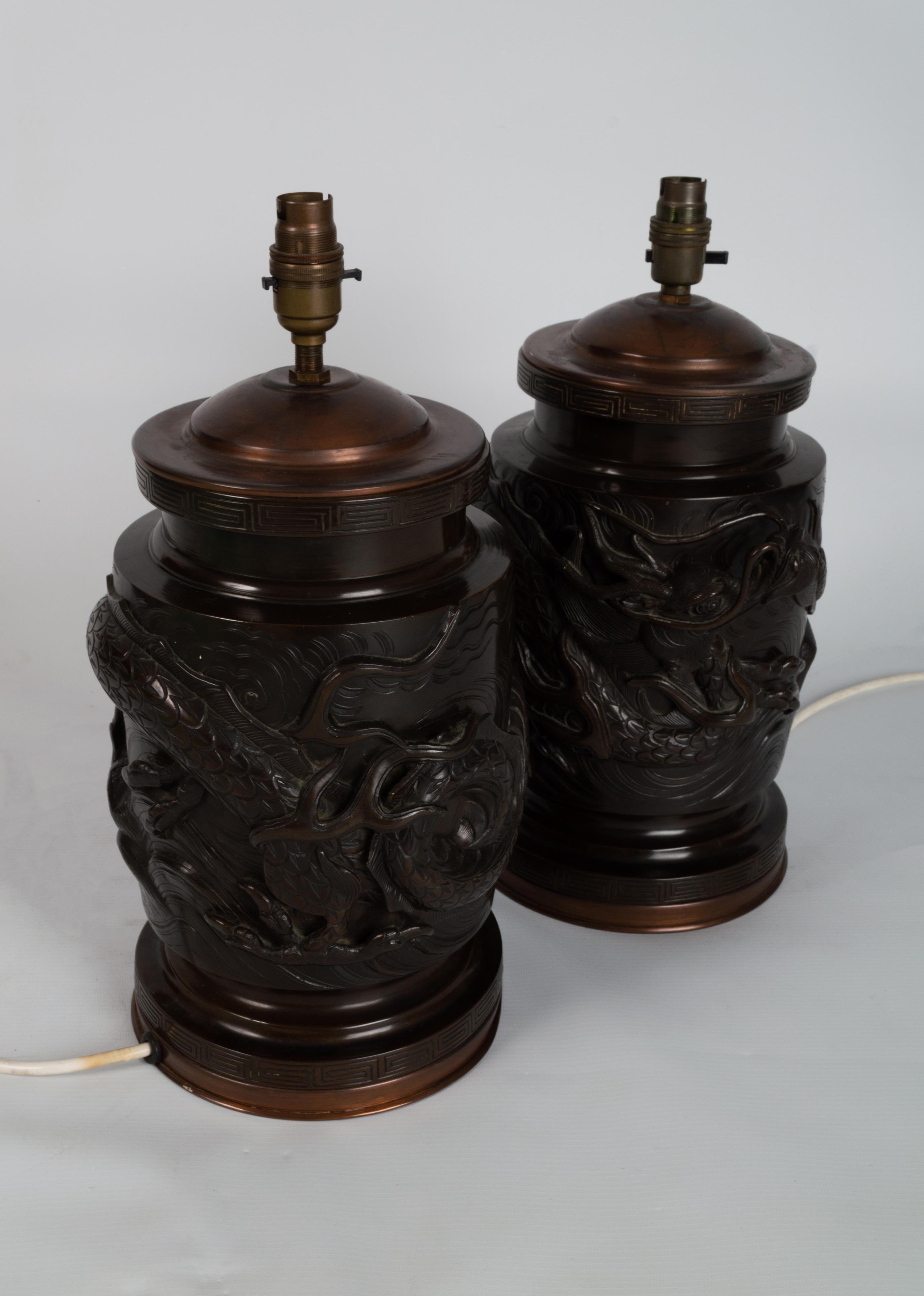 Paire de lampes de bureau anciennes à vase en bronze de la période Meiji du 19ème siècle en vente 4