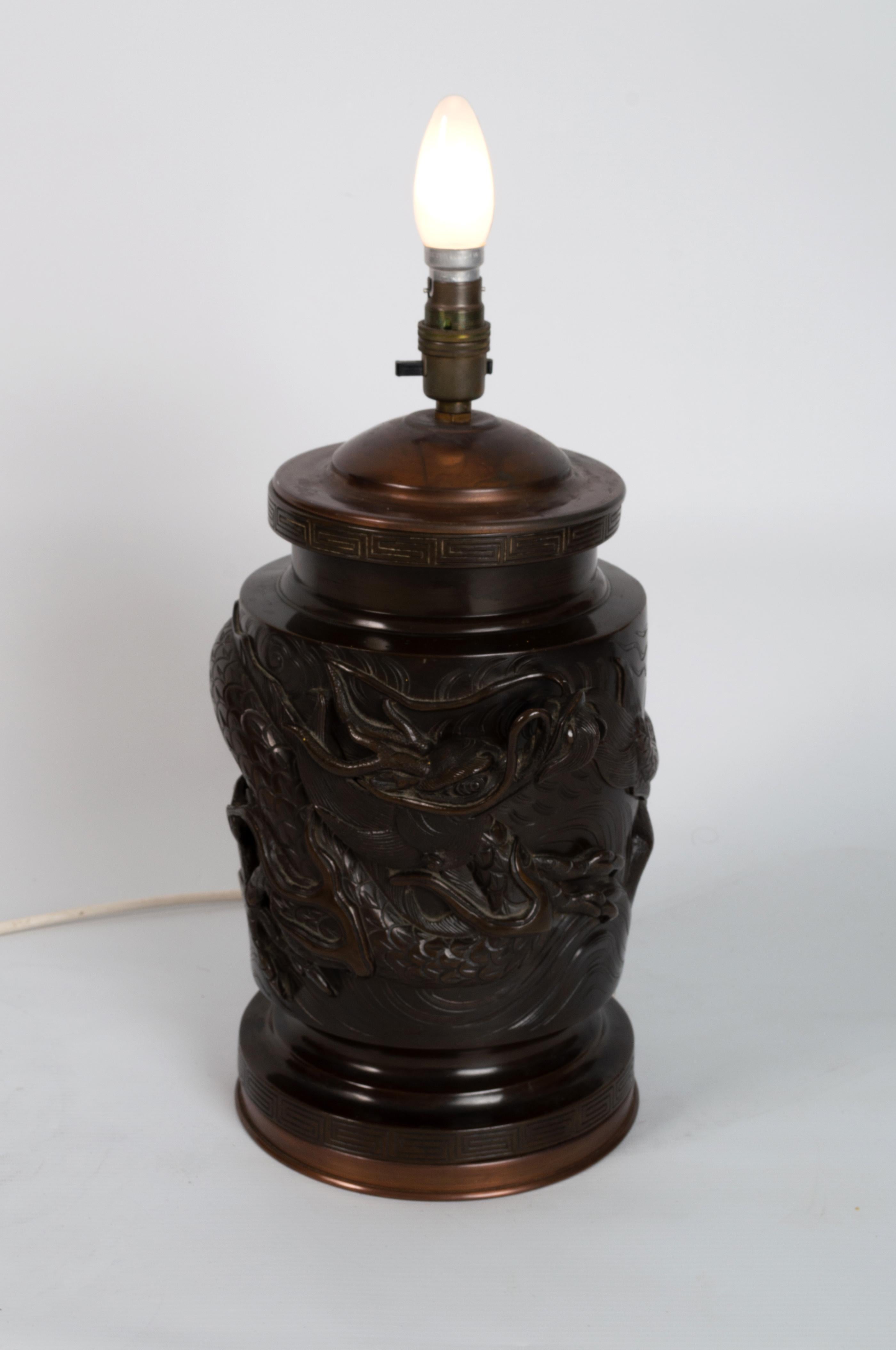 Paire de lampes de bureau anciennes à vase en bronze de la période Meiji du 19ème siècle en vente 5