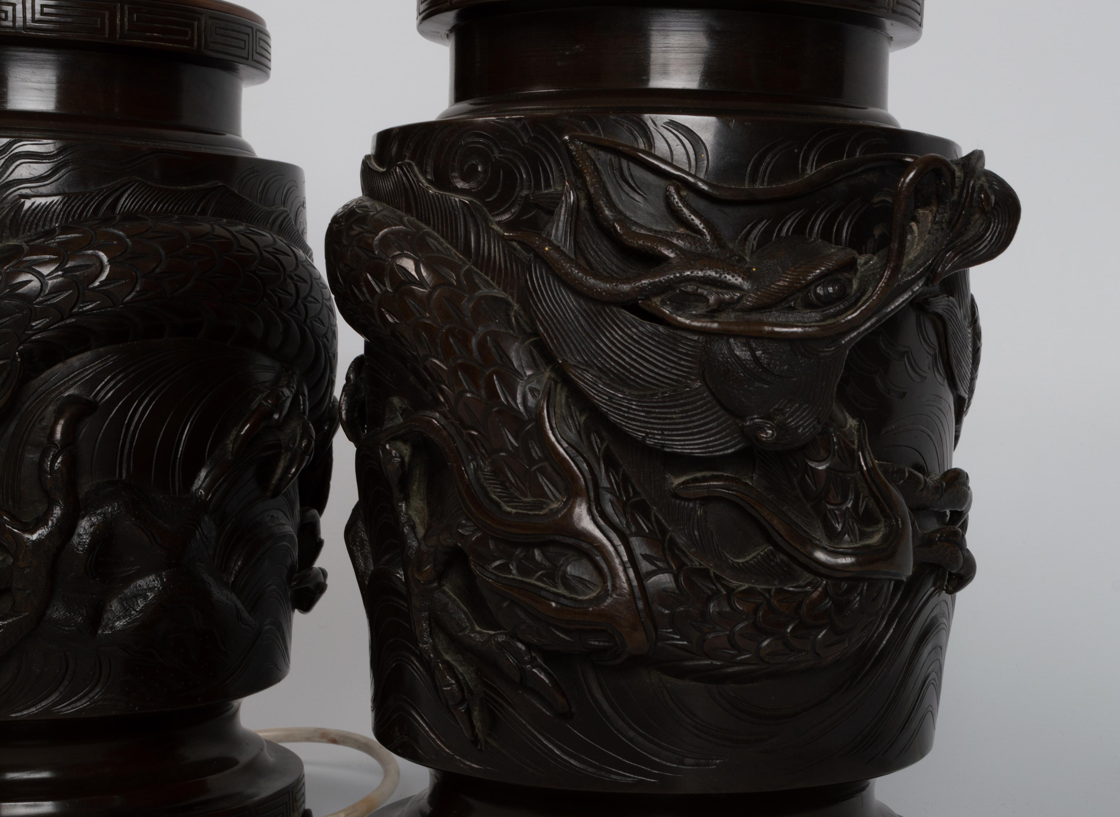 XIXe siècle Paire de lampes de bureau anciennes à vase en bronze de la période Meiji du 19ème siècle en vente