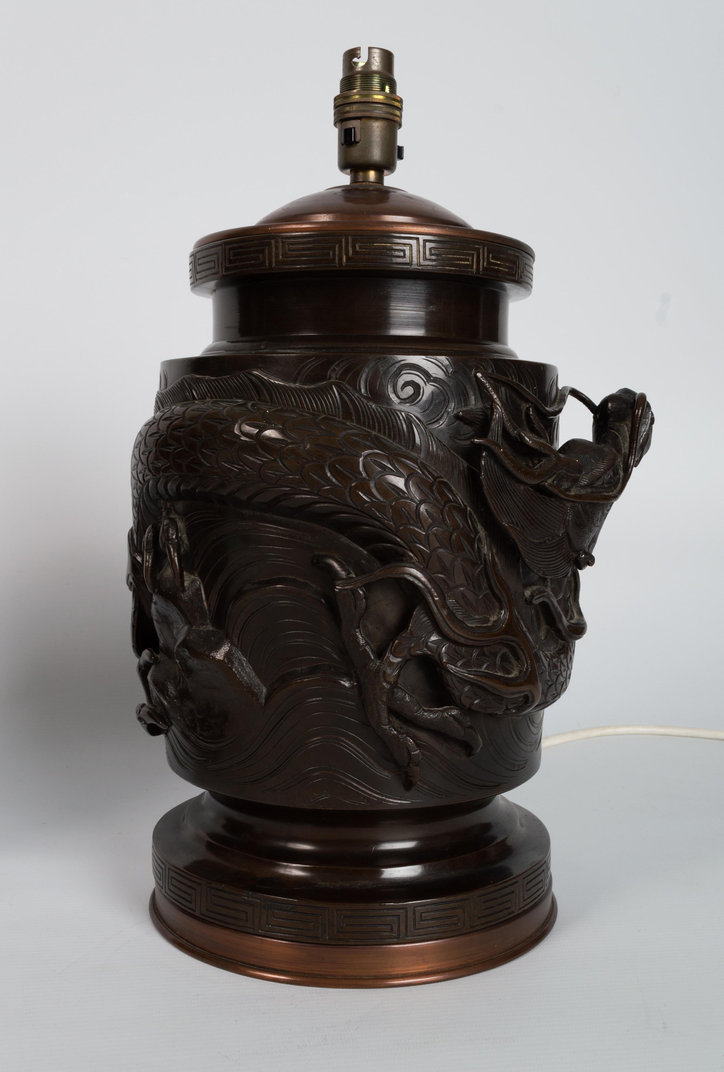 Paire de lampes de bureau anciennes à vase en bronze de la période Meiji du 19ème siècle en vente 1
