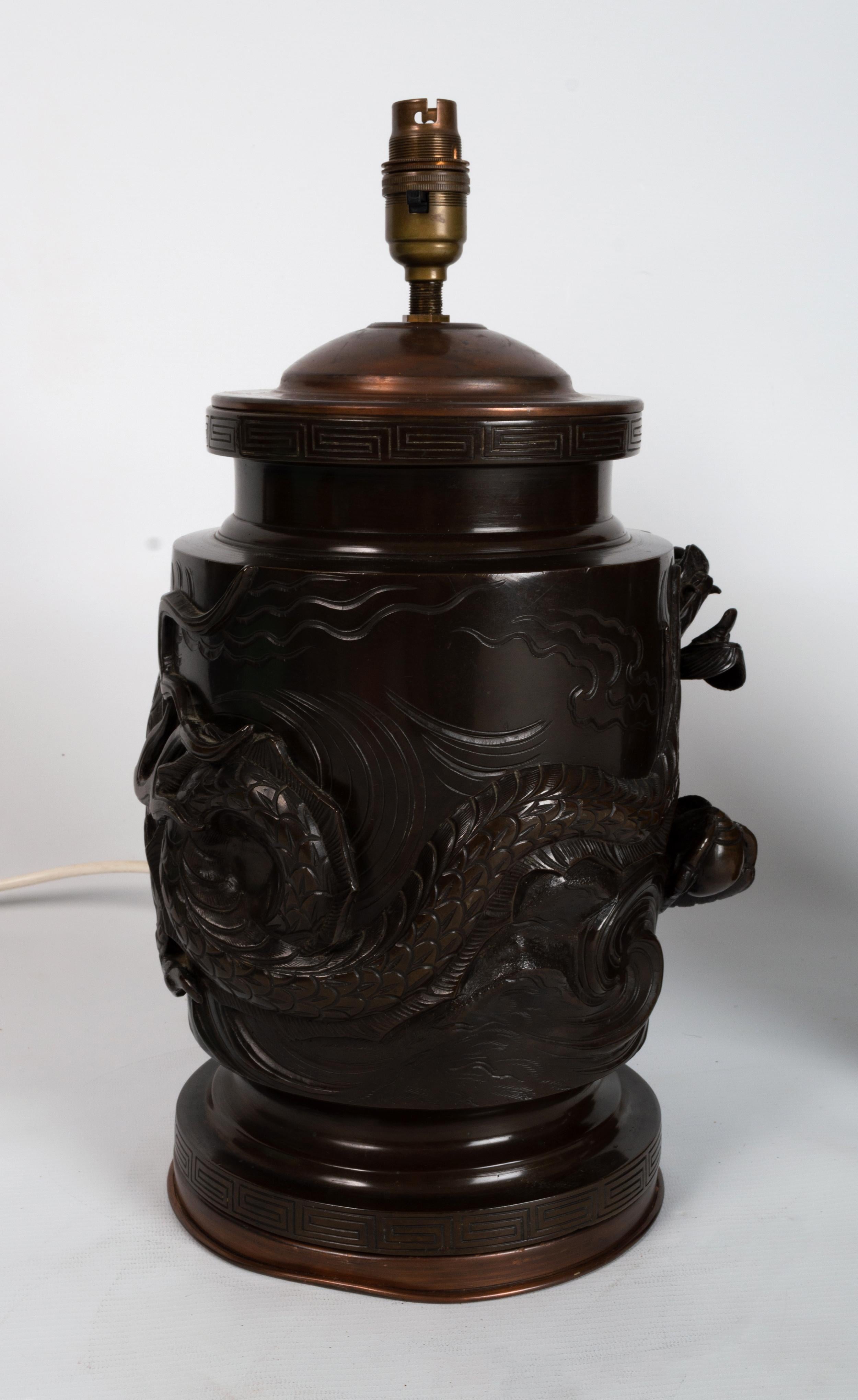 Paire de lampes de bureau anciennes à vase en bronze de la période Meiji du 19ème siècle en vente 2