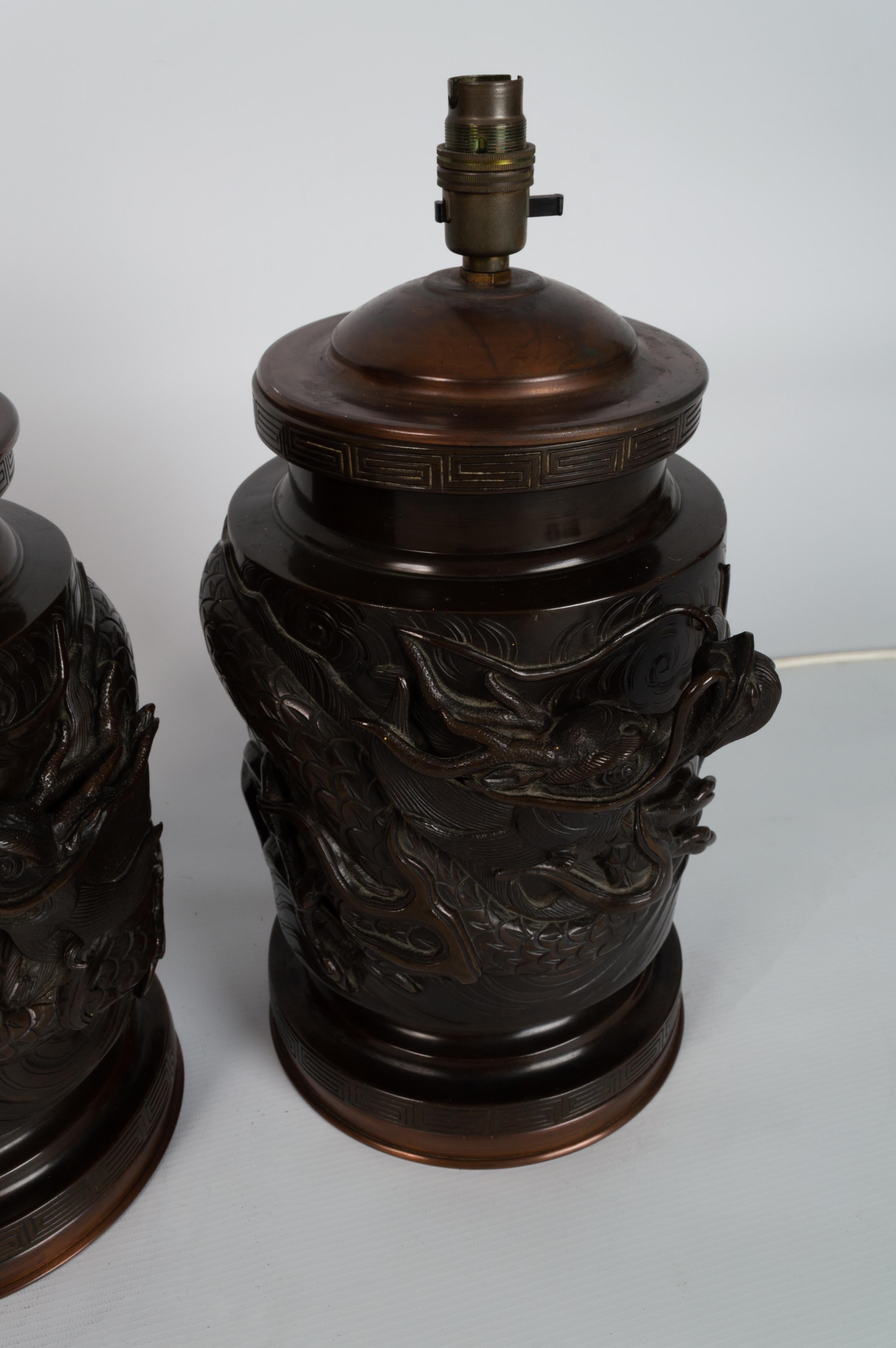 Paire de lampes de bureau anciennes à vase en bronze de la période Meiji du 19ème siècle en vente 3