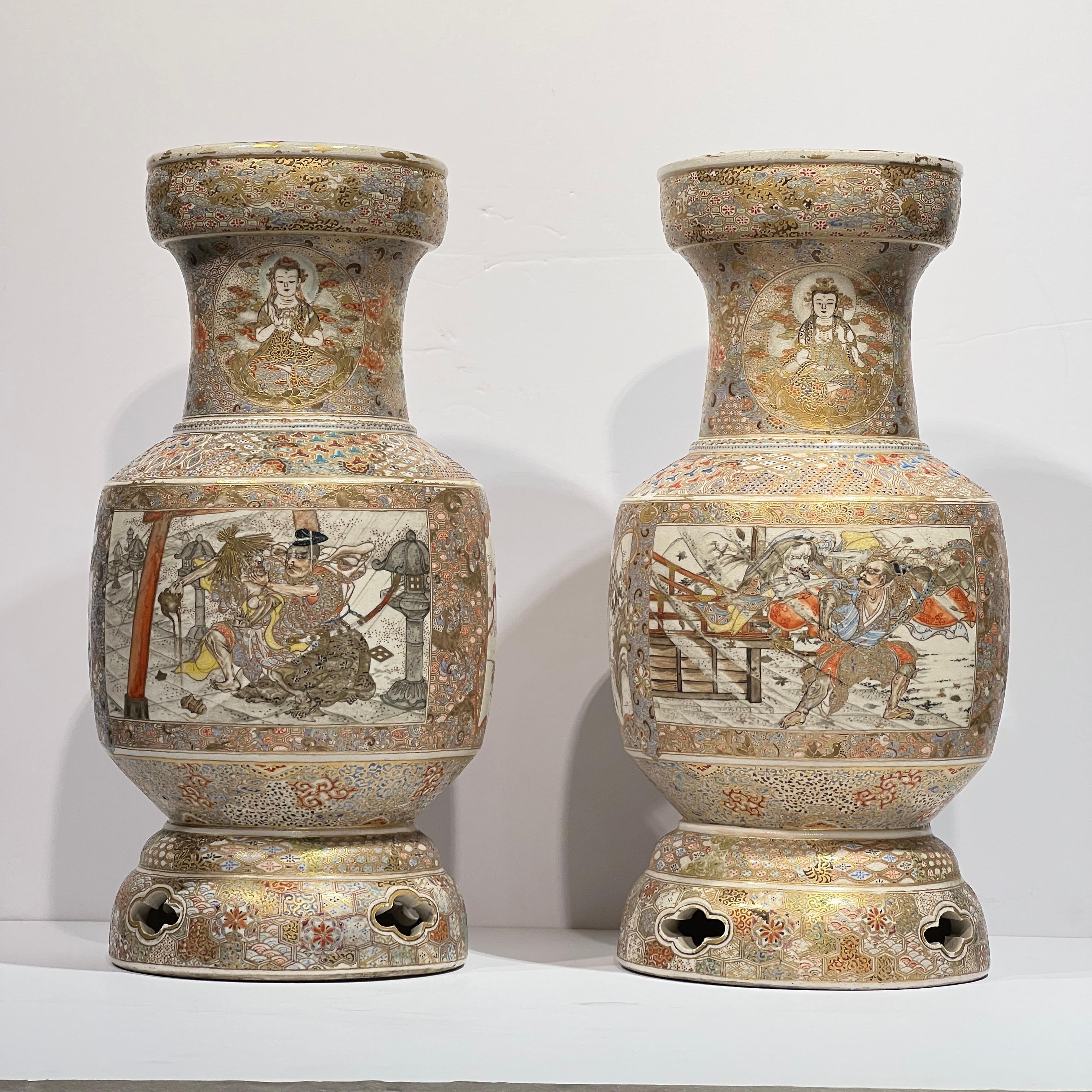 Coppia di antichi vasi Satsuma giapponesi del XIX secolo del periodo Meiji In condizioni buone in vendita a New York, NY