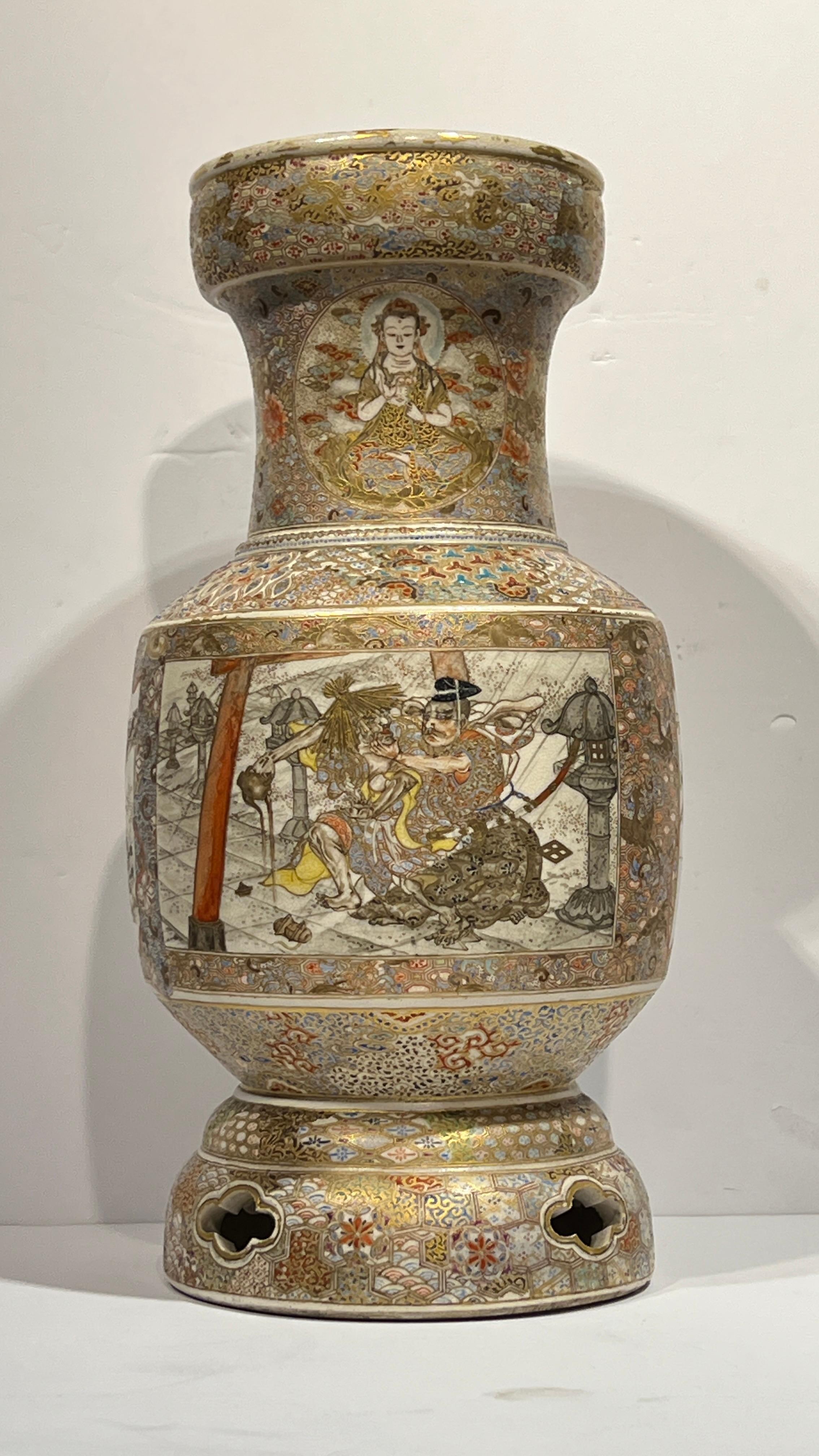 Ceramica Coppia di antichi vasi Satsuma giapponesi del XIX secolo del periodo Meiji in vendita