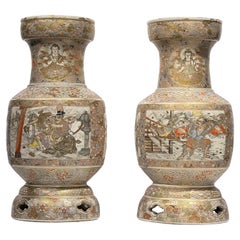 Coppia di antichi vasi Satsuma giapponesi del XIX secolo del periodo Meiji